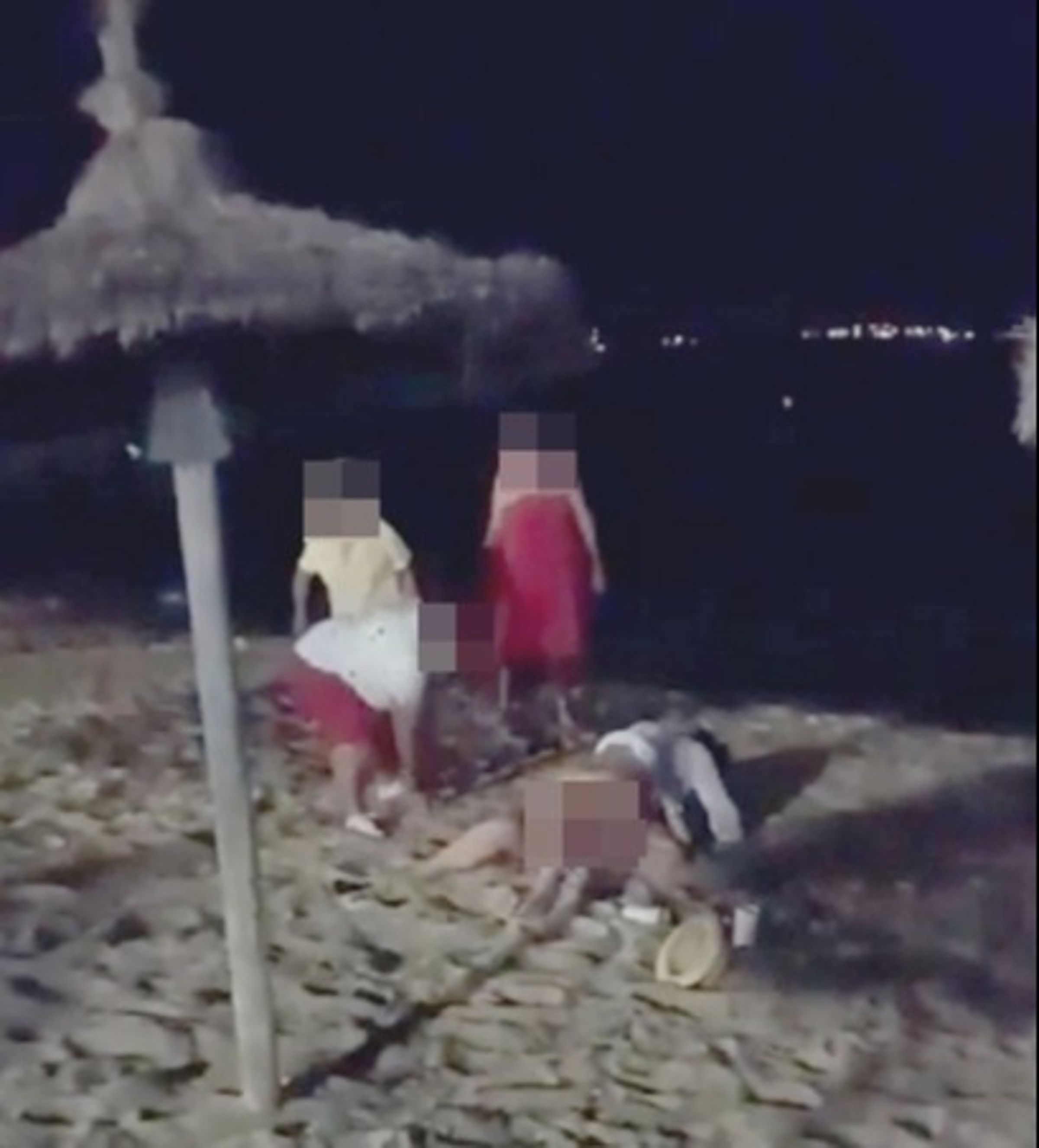 阿嬤看不慣這對情侶在公共沙灘上活春宮。（翻自《太陽報》）