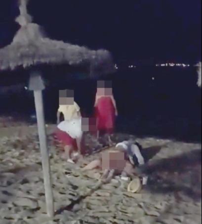 阿嬤看不慣這對情侶在公共沙灘上活春宮。（翻自《太陽報》）