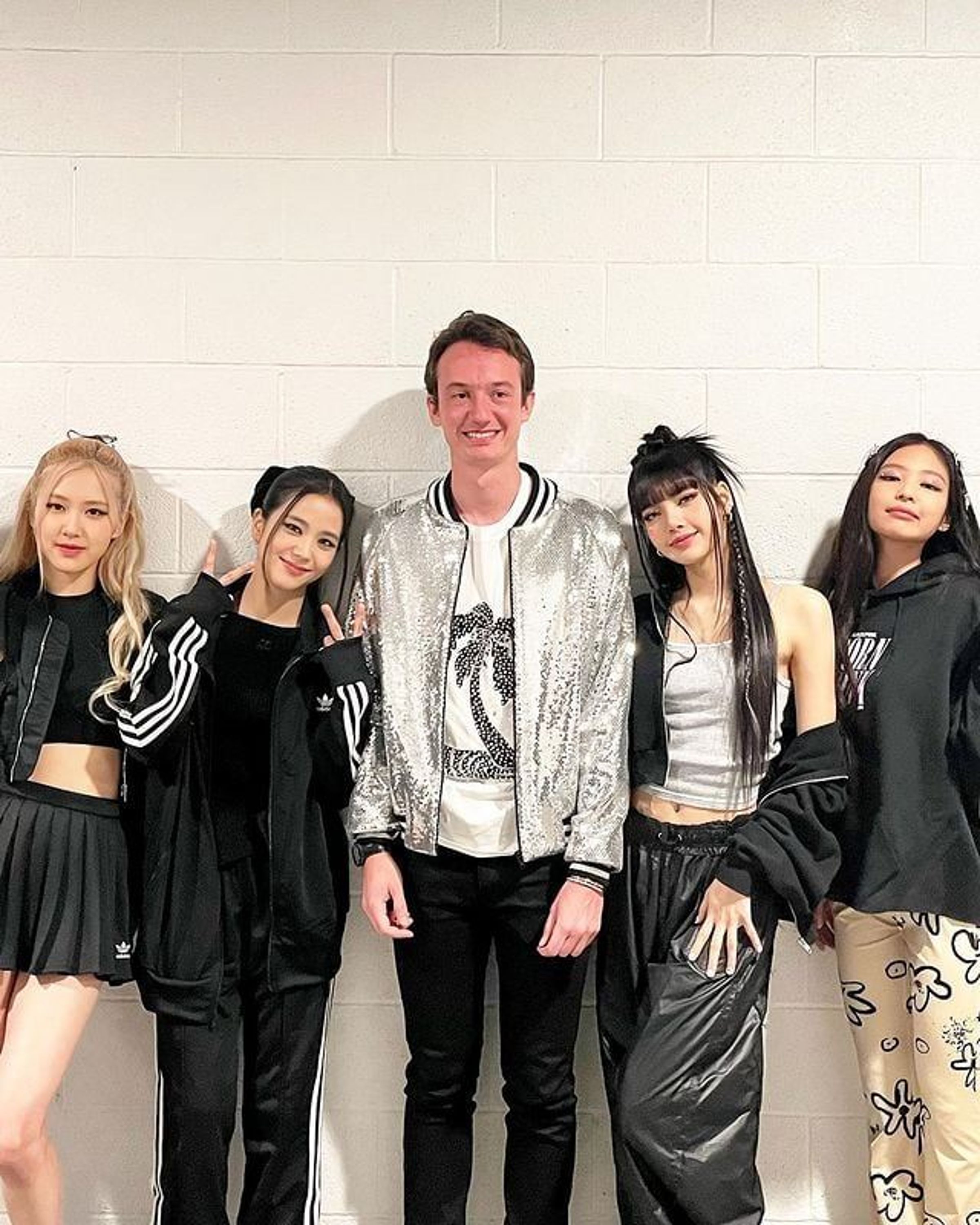 弗雷德里克阿爾諾曾去看BLACKPINK洛杉磯演唱會，到後台與成員合照。（網路圖片）