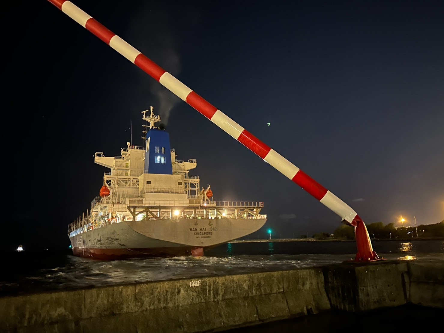 高雄港發生貨櫃船擦撞港口護岸意外，造成多處損害。（高雄港務分公司提供）