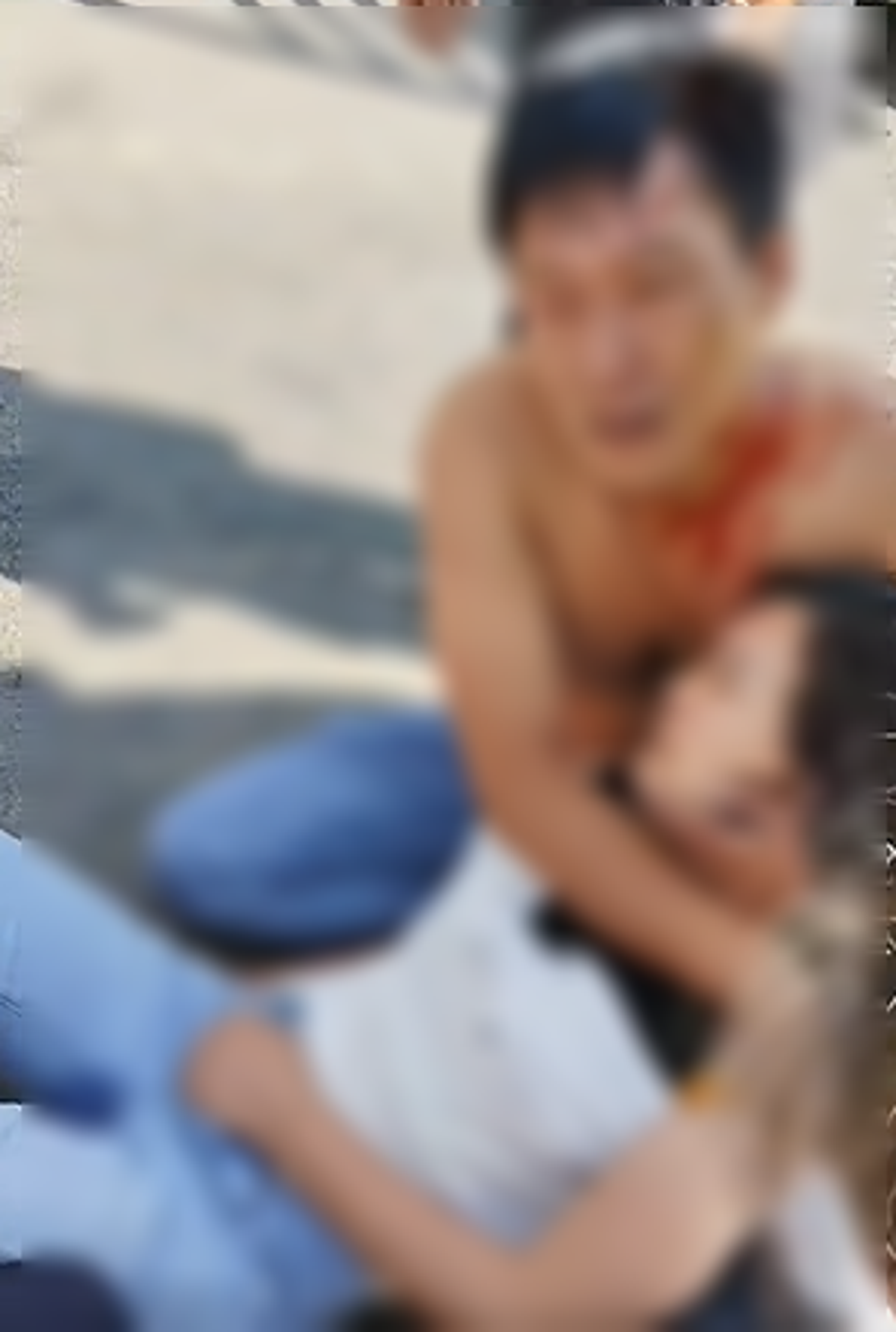 成功逃生的民眾等待救援。(翻自微博)