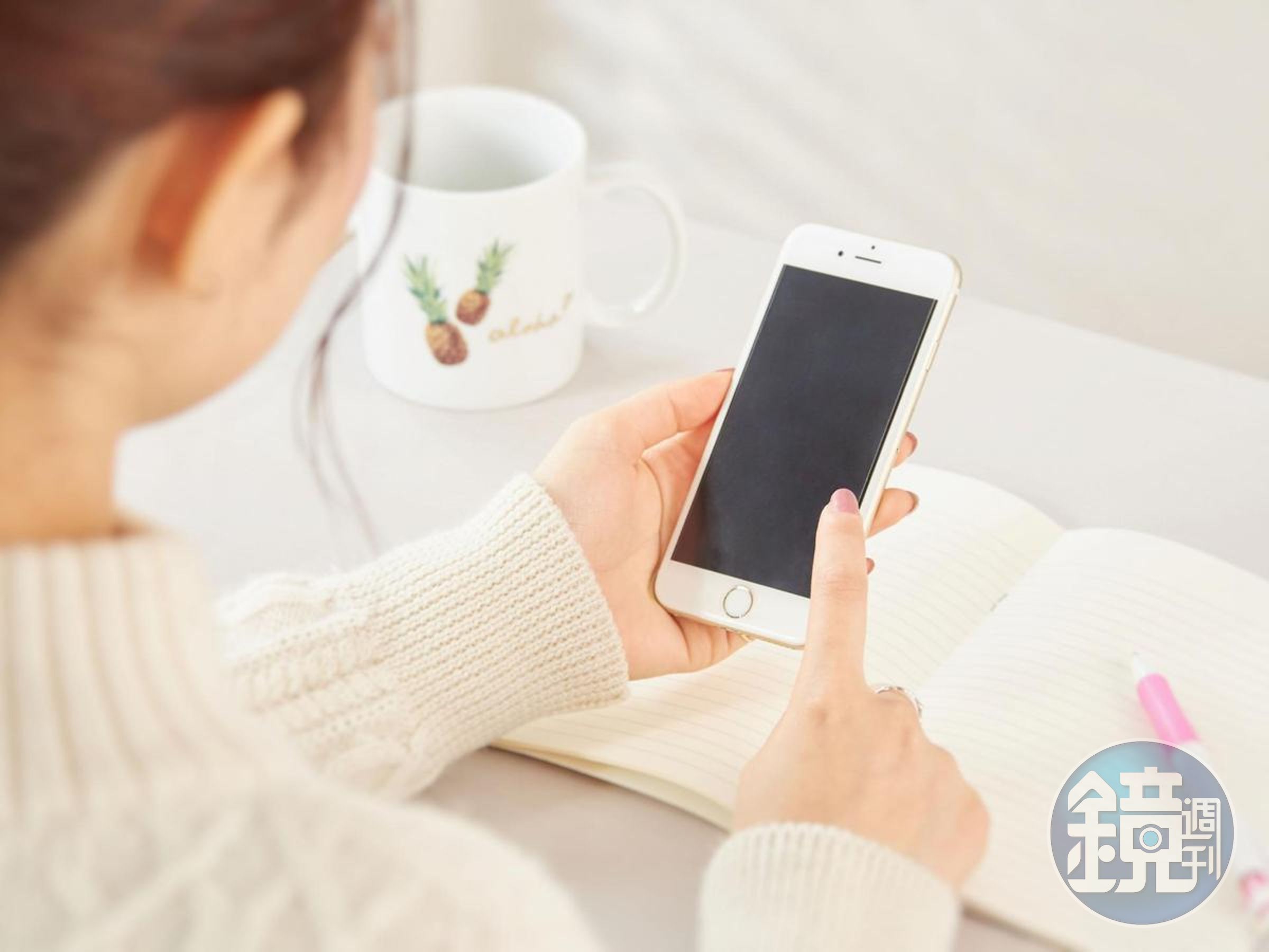 女網友因加入太多群組,導致Line被一堆未讀訊息塞爆。(示意圖,photoAC)