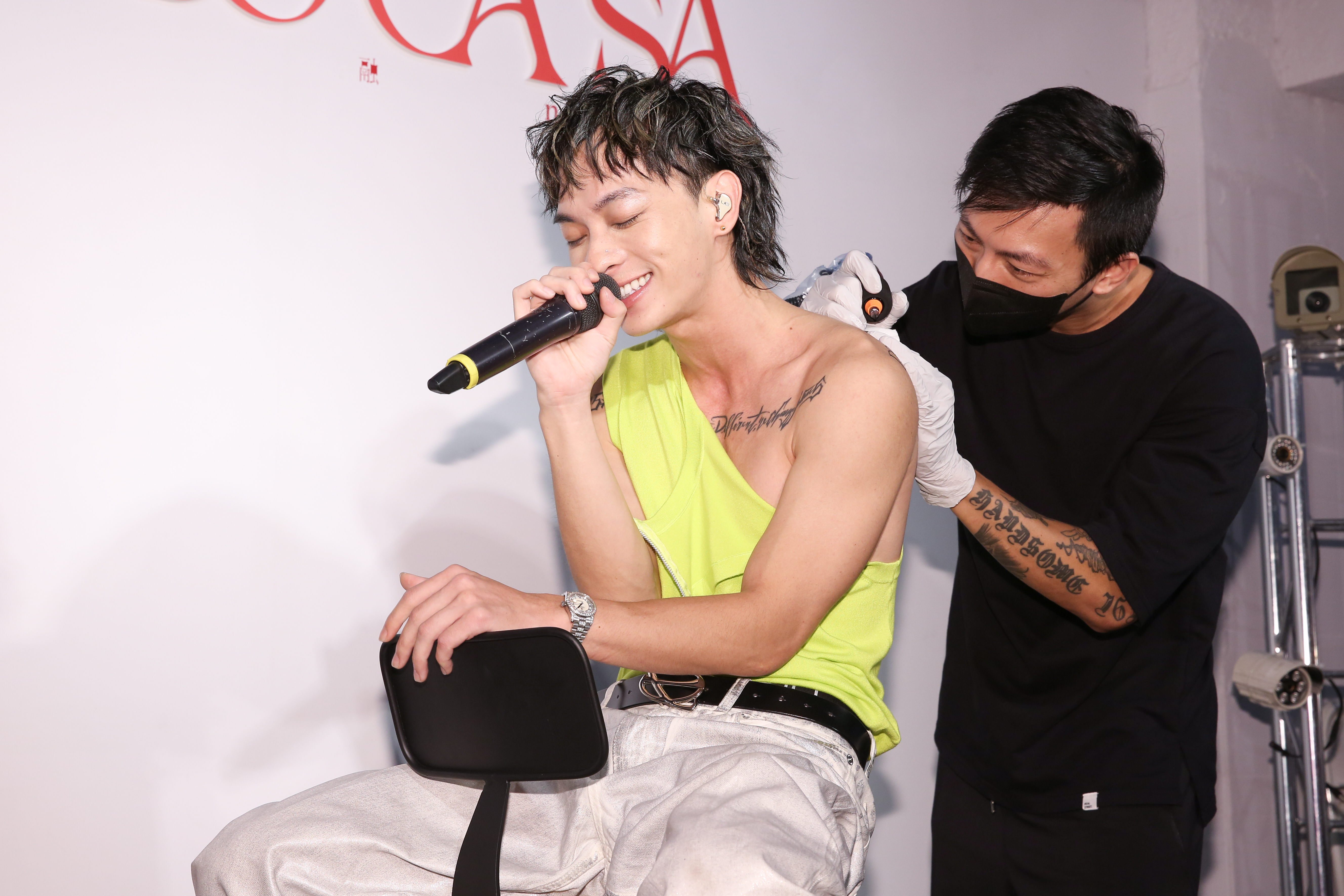 Shawn尚融與刺青師合作一段結合音樂與刺青的精彩表演。