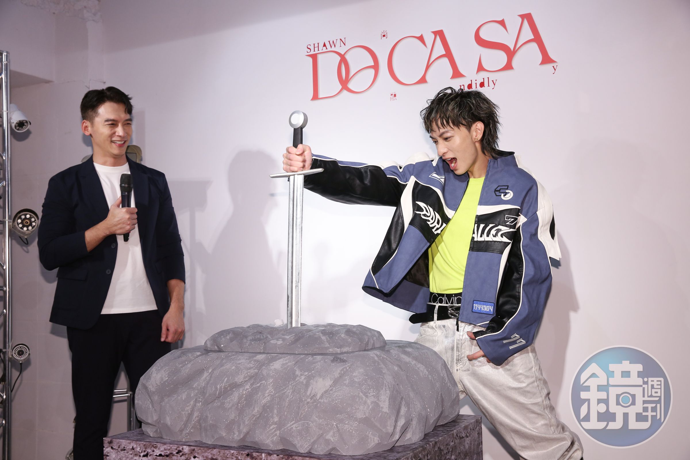 温昇豪現身送上祝福，特別準備了「DOCASA石中劍」禮物送給他。