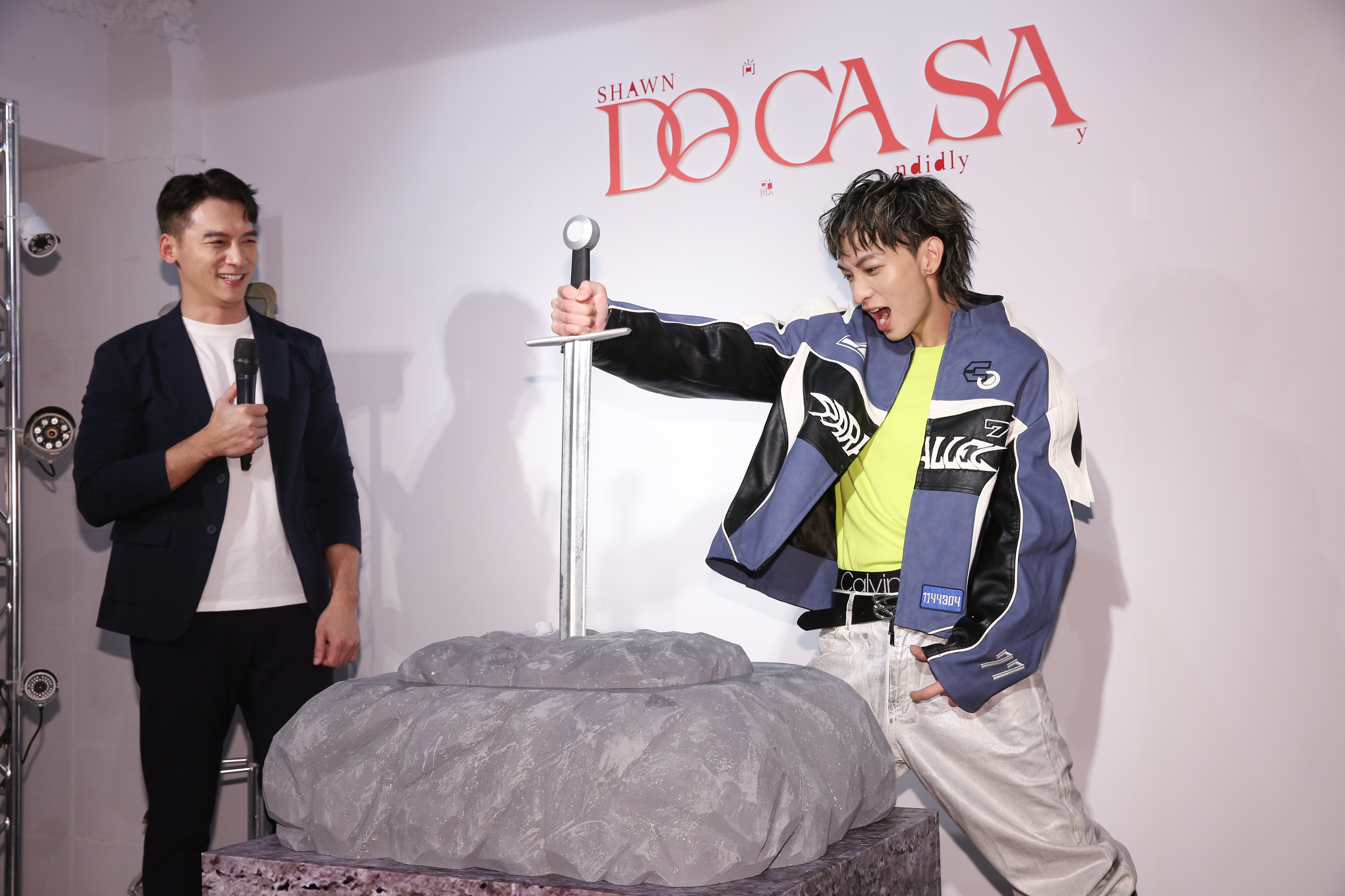 温昇豪現身送上祝福，特別準備了「DOCASA石中劍」禮物送給他。