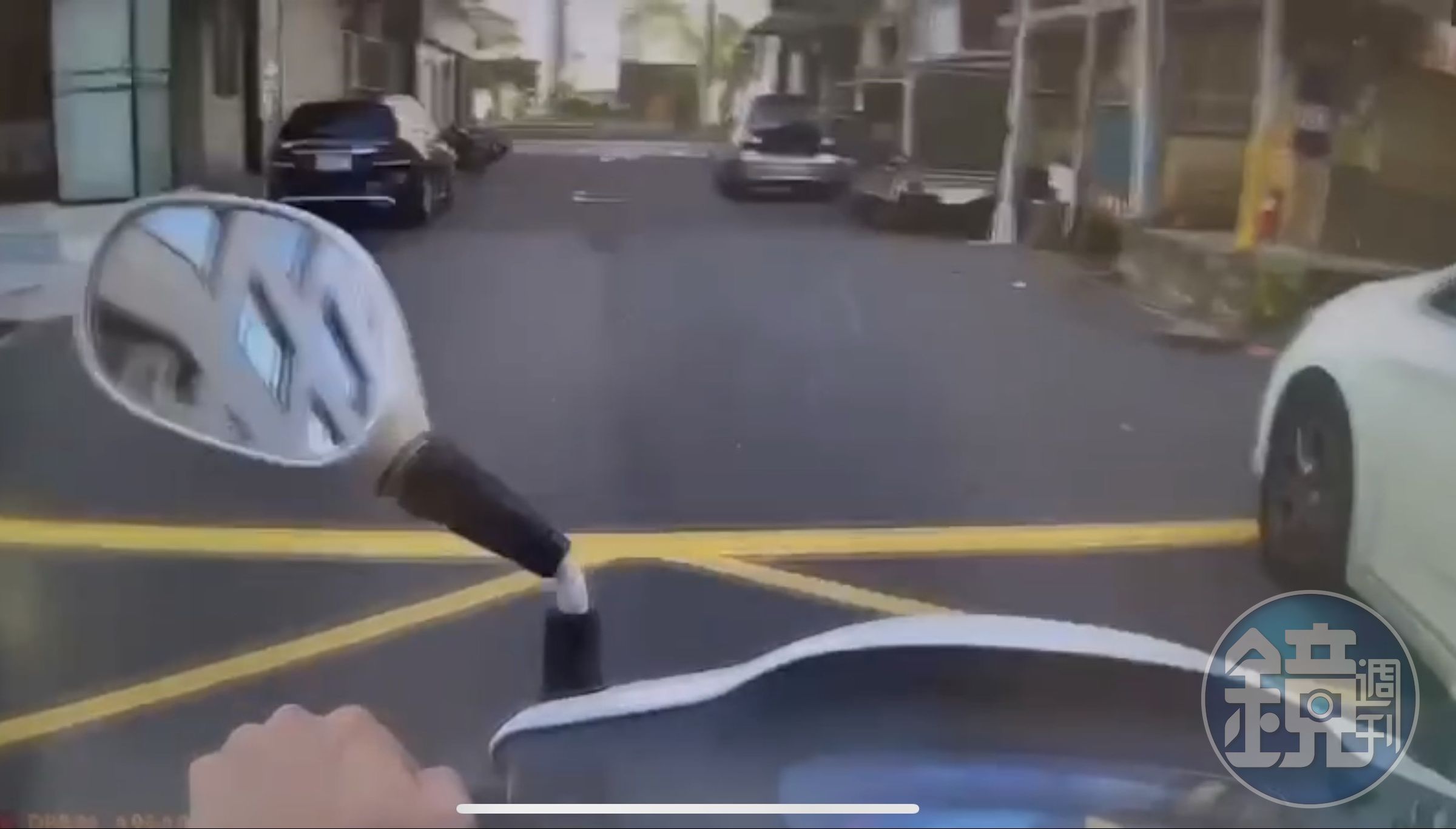 警方發現沈家羲散發酒味，要求他下車受檢。（翻攝畫面）