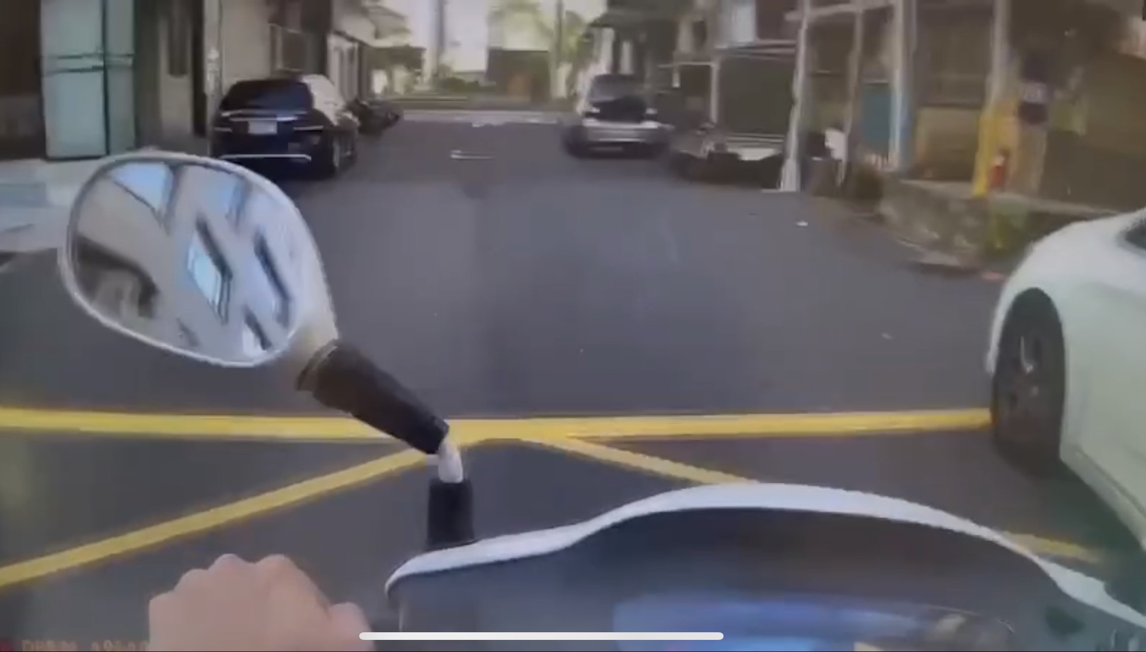 警方發現沈家羲散發酒味,要求他下車受檢。(翻攝畫面)