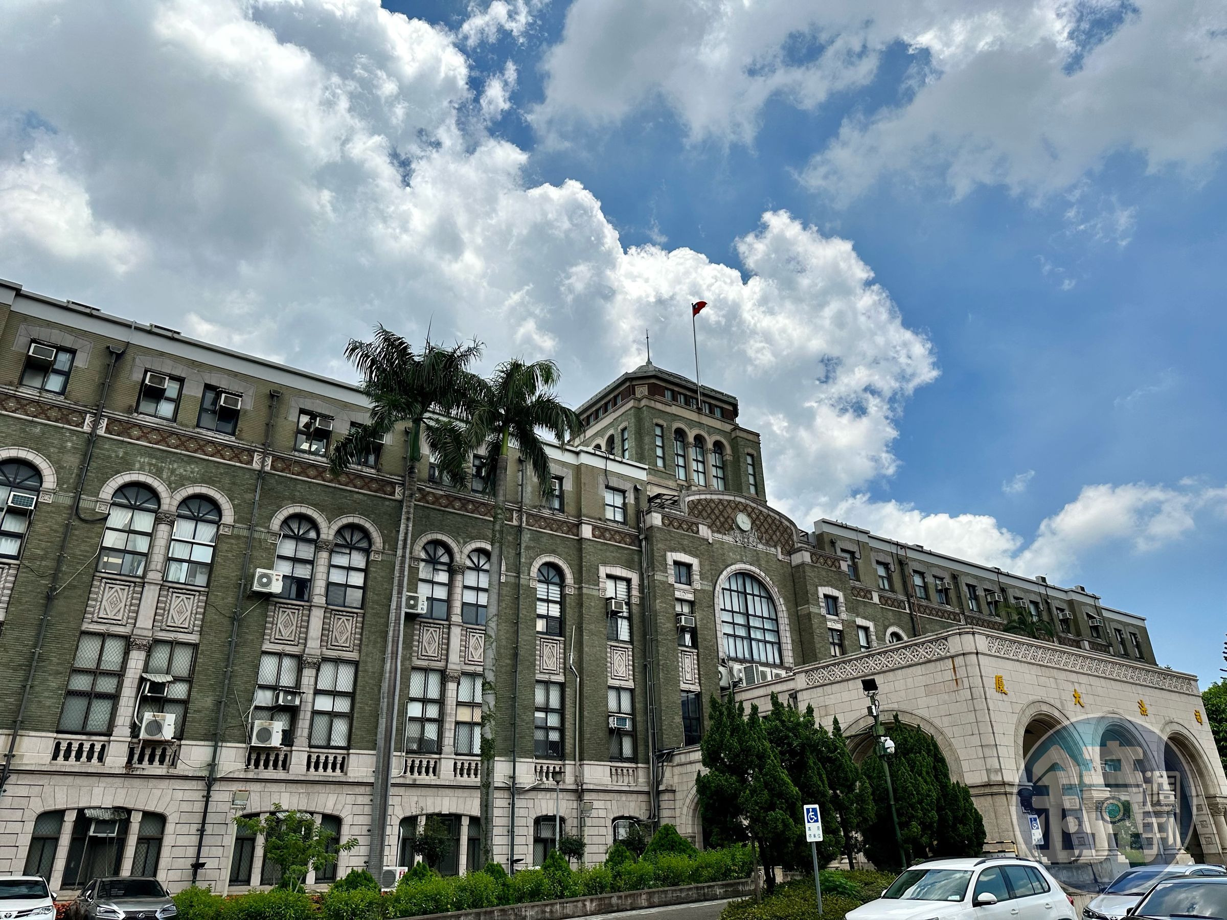 懲戒法院針對南檢前檢察長周章欽收富商翁茂鍾襯衫案判罰俸一年。