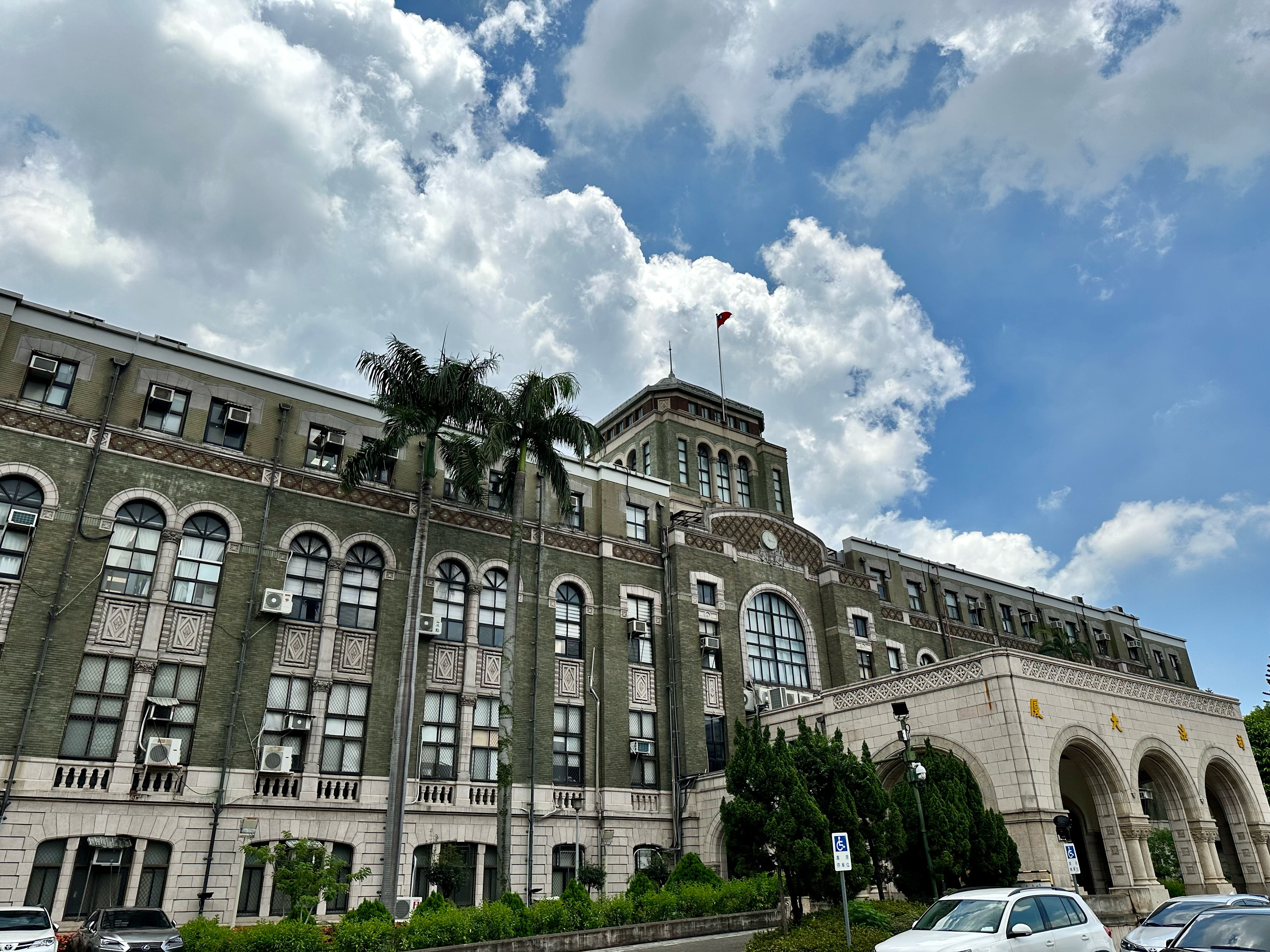 懲戒法院針對南檢前檢察長周章欽收富商翁茂鍾襯衫案判罰俸一年。