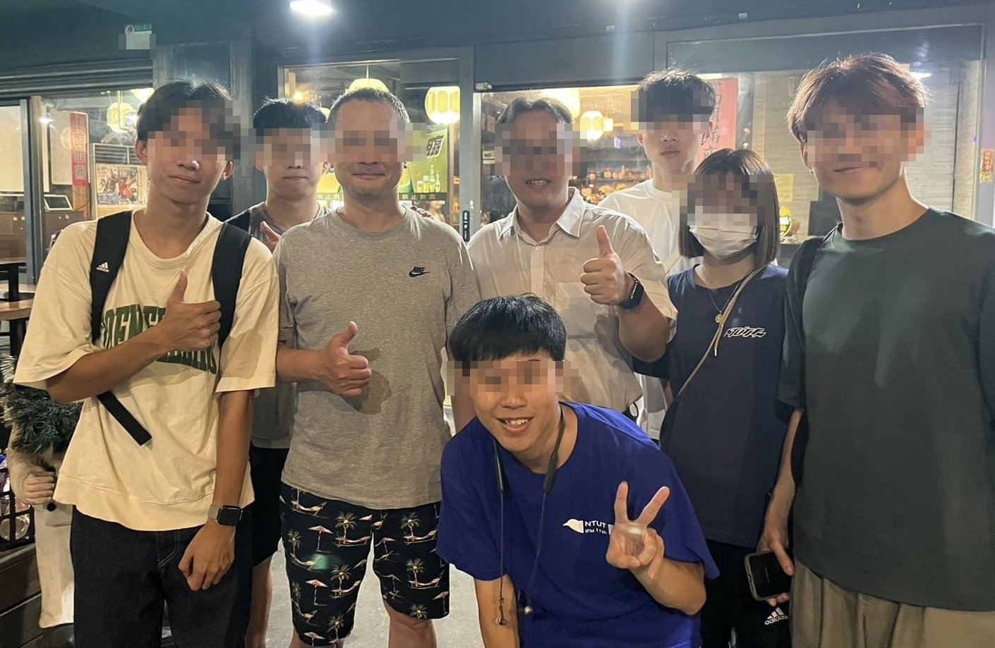 北科大資財營學生到熱炒店用餐，雙方因白飯供應問題掀起「白飯之亂」，學生與老師日前親自登門向老闆（左3）道歉後，整起事件至今尚未平息。（翻攝自北科資財營臉書）