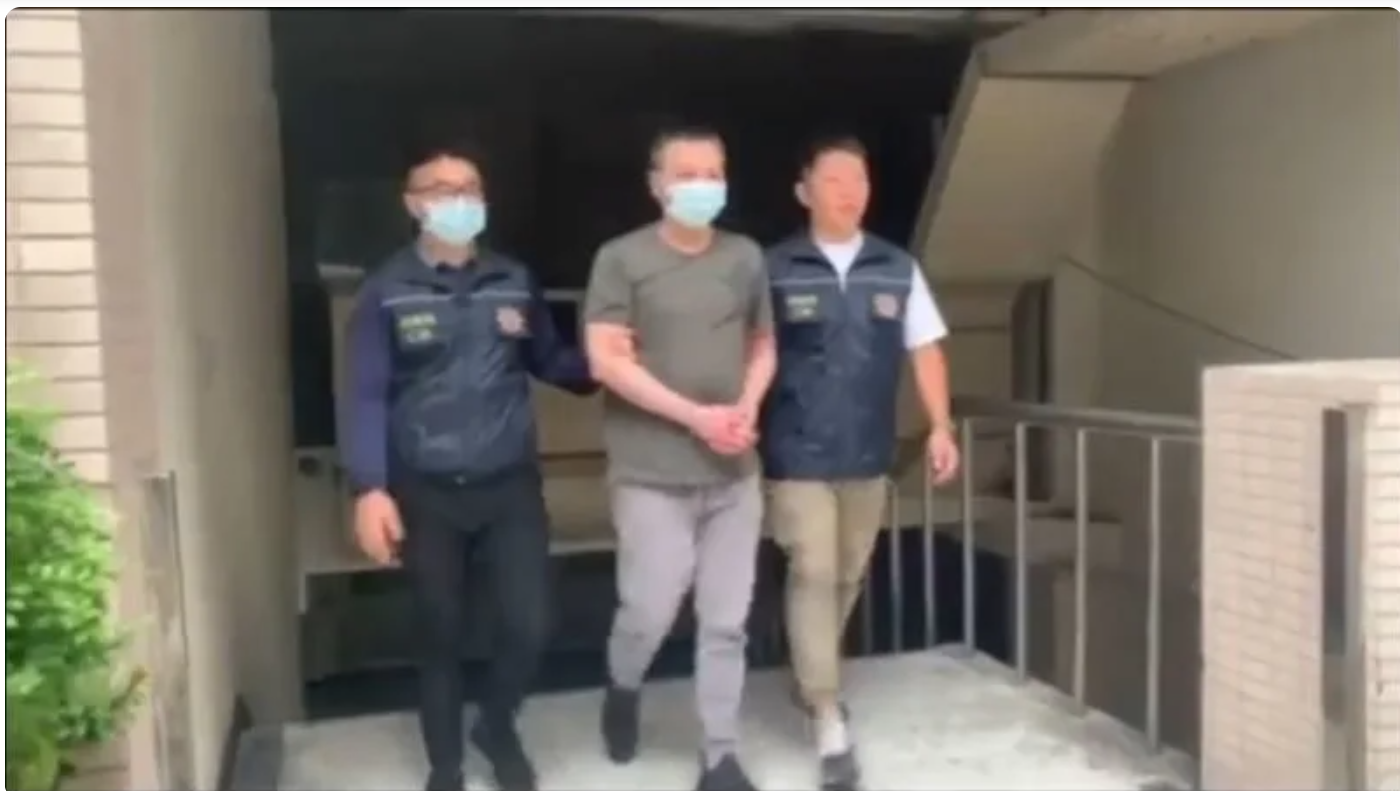 警方逮捕涉嫌承租大學實驗室製作毒品的章男。(翻攝畫面)