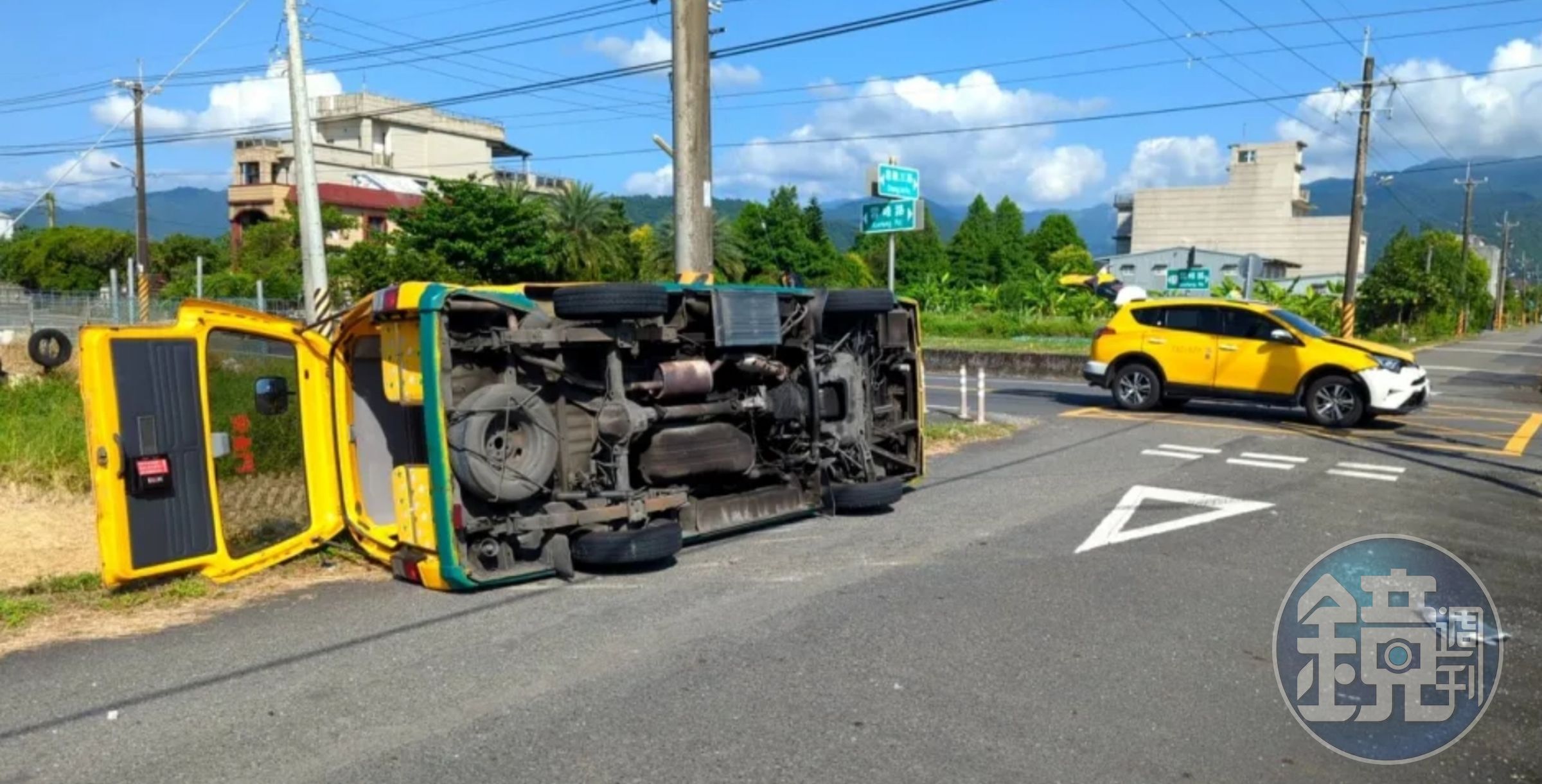 宜蘭縣一輛娃娃車與計程車發生擦撞，娃娃車翻覆，共有13人受傷送醫。（宜蘭縣消防局提供）