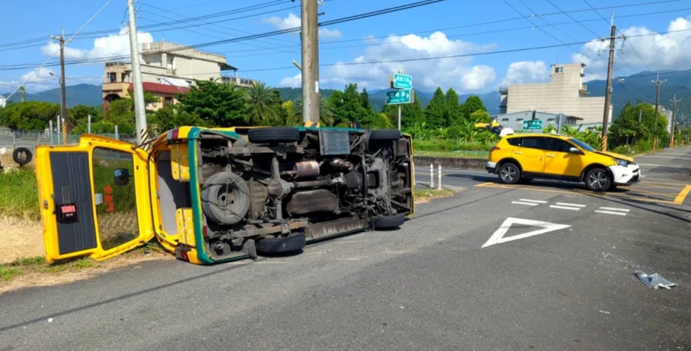 宜蘭縣一輛娃娃車與計程車發生擦撞，娃娃車翻覆，共有13人受傷送醫。（宜蘭縣消防局提供）