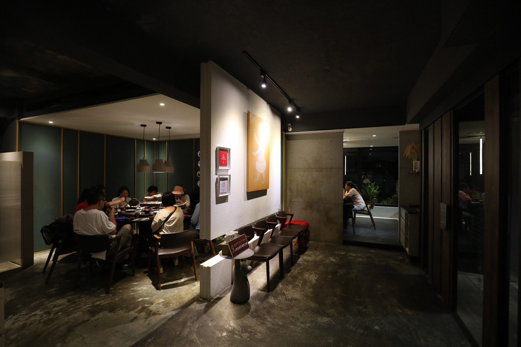 店內座位數不多，希望給客人舒適的用餐空間。