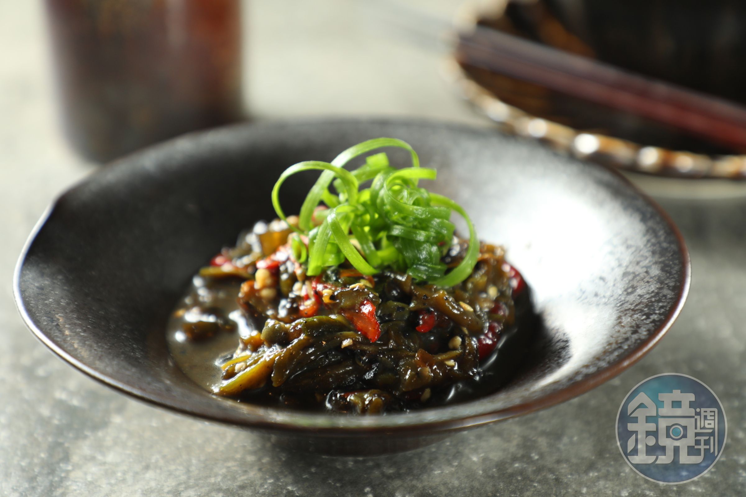 前菜「皮蛋抖辣」以青辣椒用烈火烤後去皮,再與皮蛋涼拌,一吃就開胃。(228元/份)