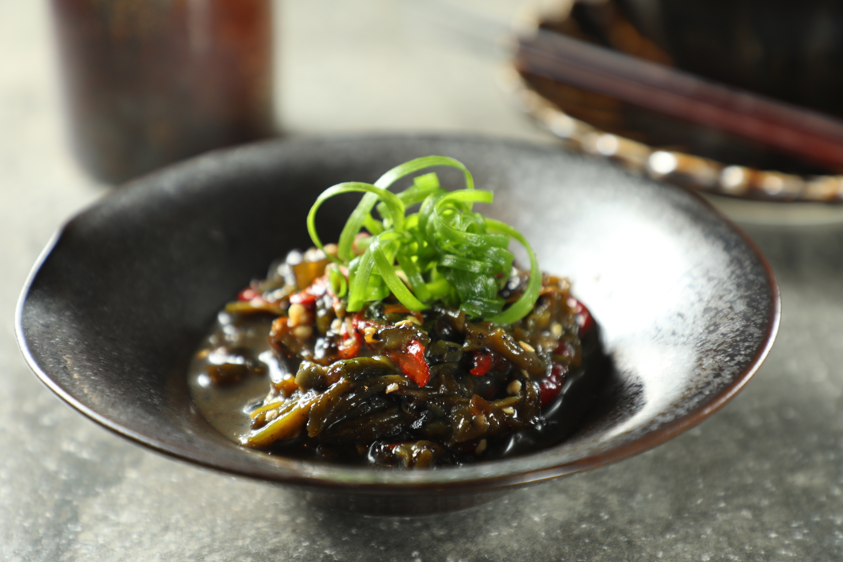 前菜「皮蛋抖辣」以青辣椒用烈火烤後去皮，再與皮蛋涼拌，一吃就開胃。（228元／份）