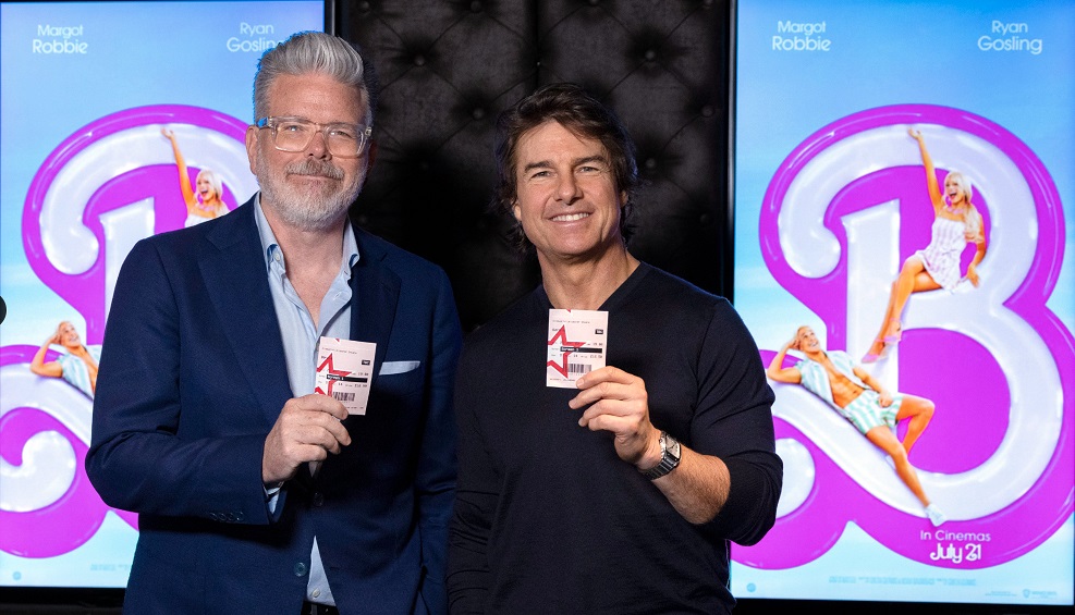 湯姆克魯斯（右）與導演克里斯多夫麥奎瑞（左），手持預售票替其他電影站台，呼籲影迷多買票支持戲院。（翻攝自Tom Cruise官方推特）