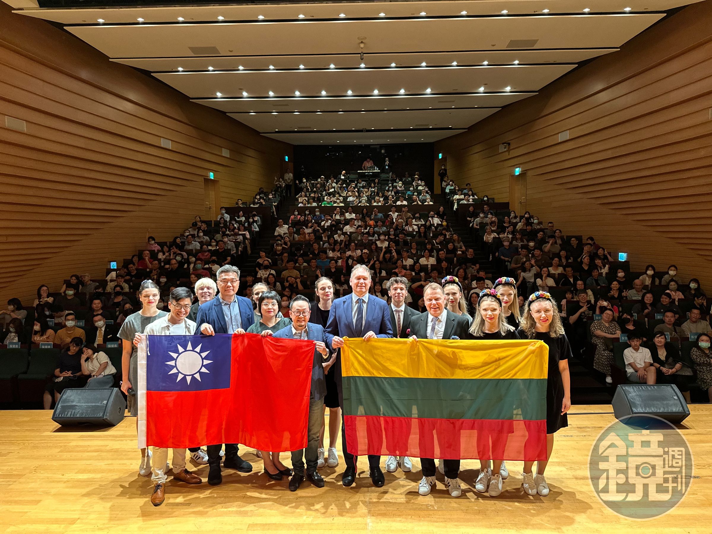 演出後結束後，立陶宛駐台大使盧思融、文化總會秘書長李厚慶更與全場大合照，兩人分別拿著兩國國旗，象徵民主陣線台灣與立陶宛的友好情誼。（文化總會提供）