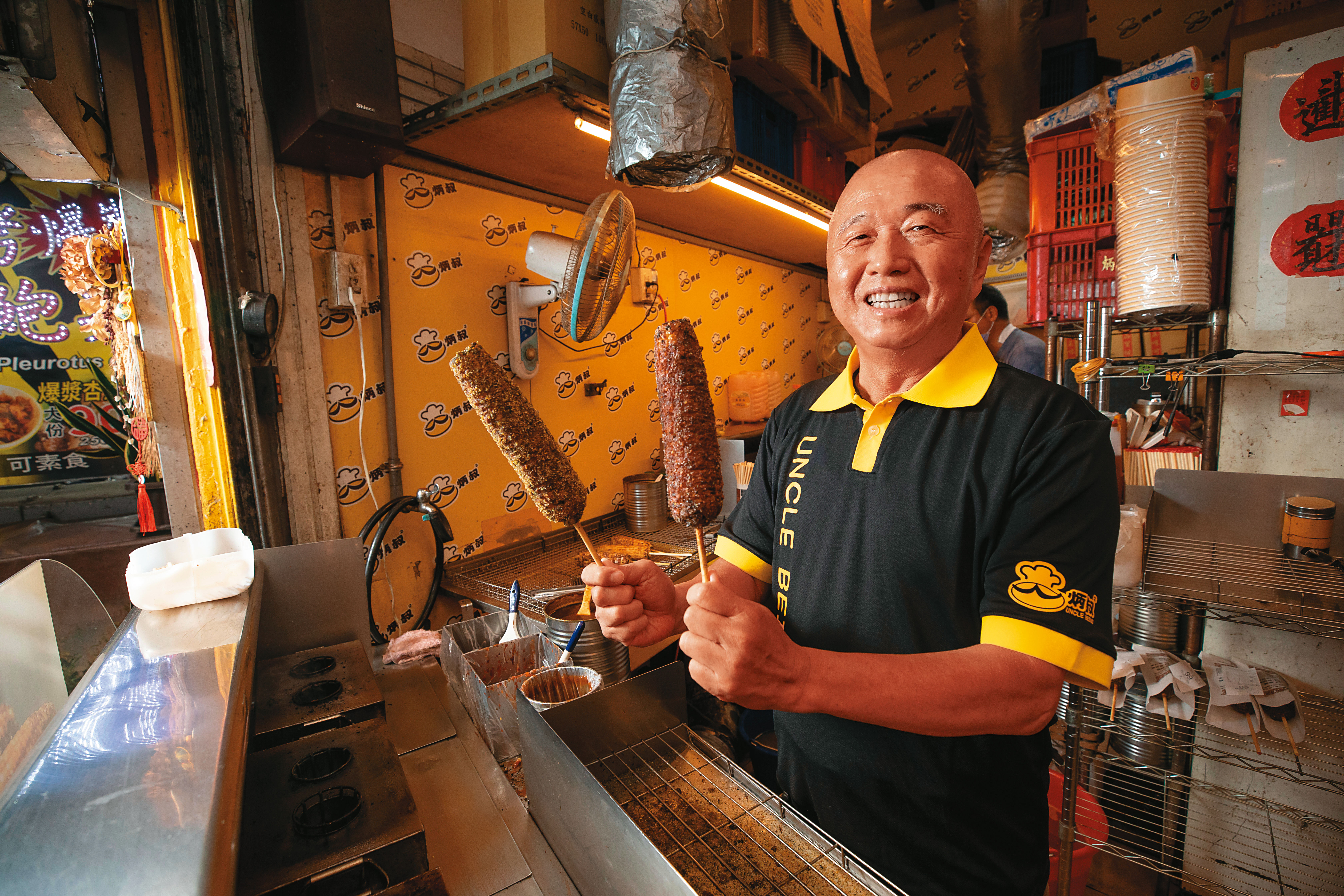 職業軍人出身的胡炳年，退役後曾創業十幾次均失敗，後來靠擺攤賣烤玉米，一路打造出自己的烤玉米王國。