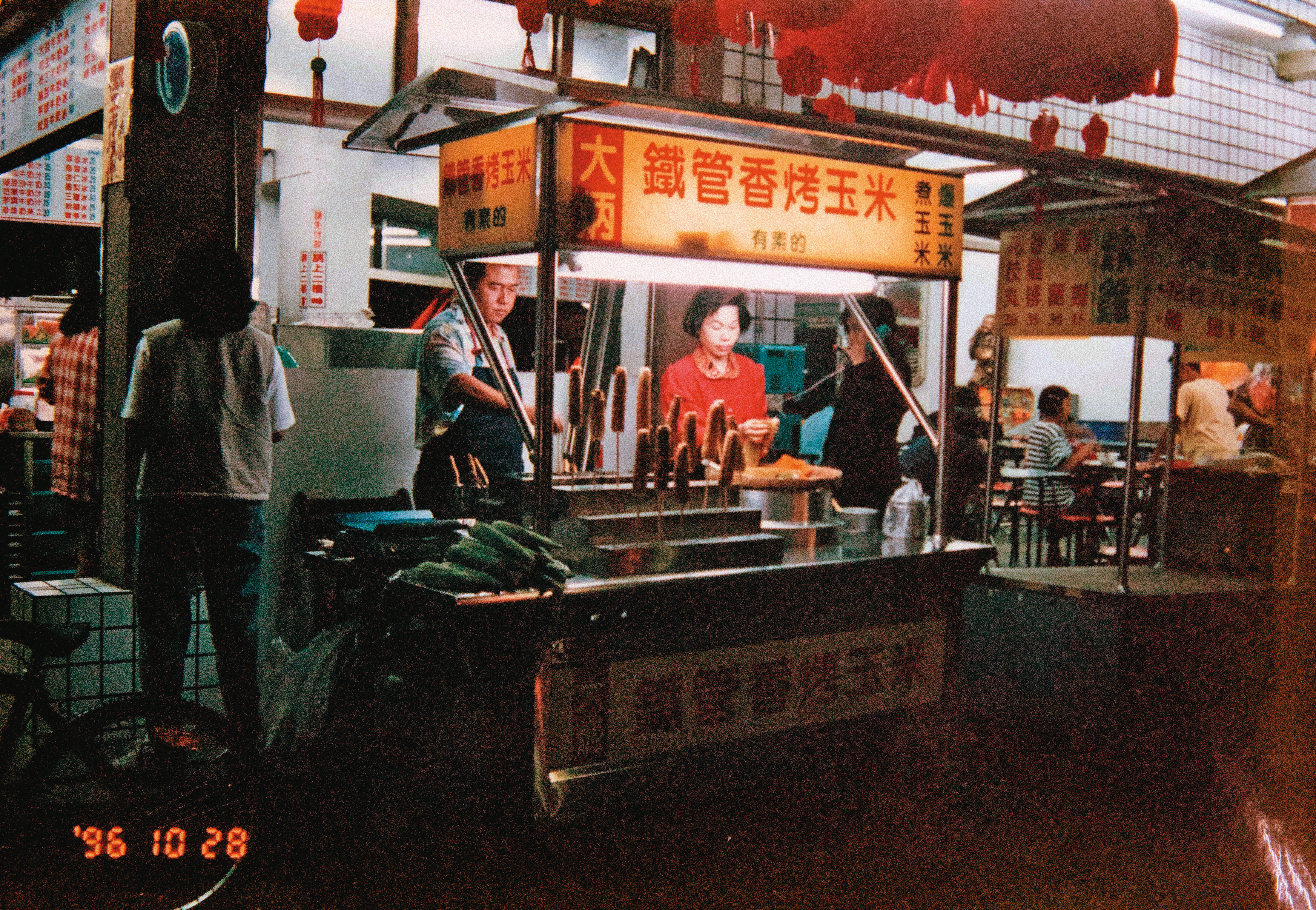 胡炳年當年白天上班，晚上跟太太在東海商圈擺攤，一天只睡4小時。（炳叔烤玉米提供）