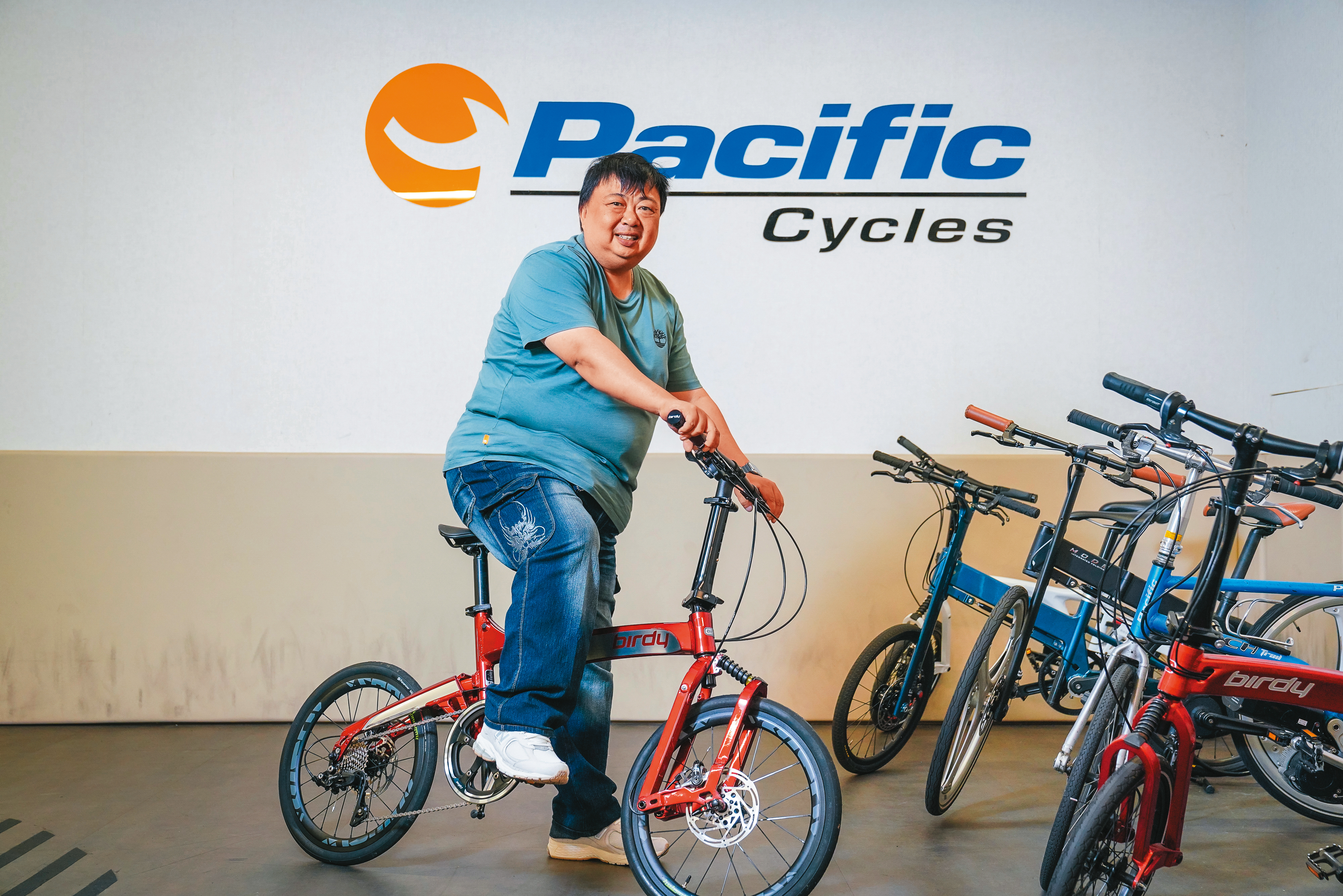 太平洋自行車董事長林鳴皋，設計出世界最多款的摺疊車，除了設計代工小摺之王BIRDY外，還創造了3個自有摺疊車品牌，在他帶領下，2022年公司創下逾12億元營收紀錄。（47,500元起／台）