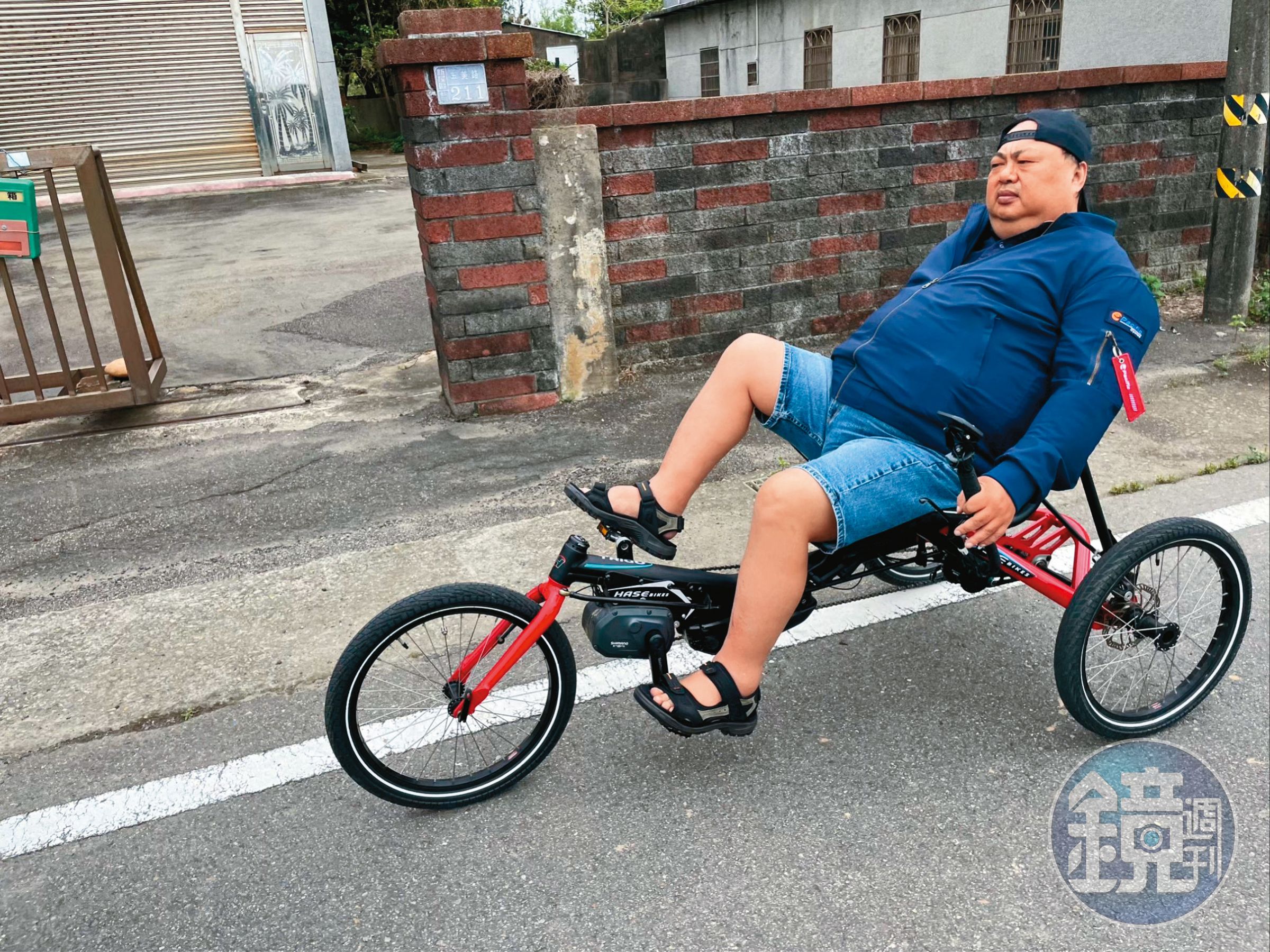 林鳴皋平常以自家設計代工的斜躺三輪車進行運動,一次可騎20公里。(電輔版17萬元/台)(太平洋自行車提供)