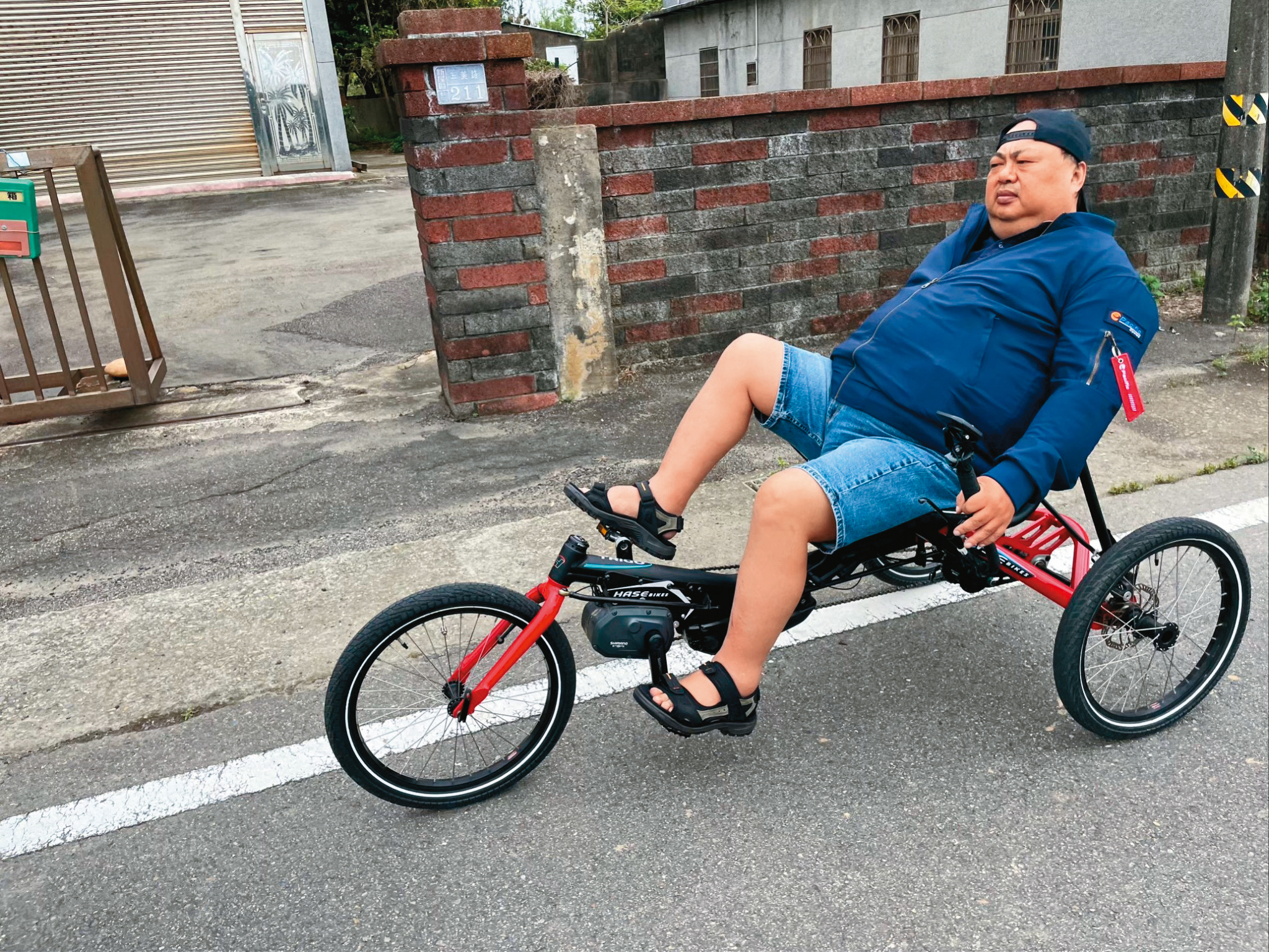 林鳴皋平常以自家設計代工的斜躺三輪車進行運動,一次可騎20公里。(電輔版17萬元/台)(太平洋自行車提供)