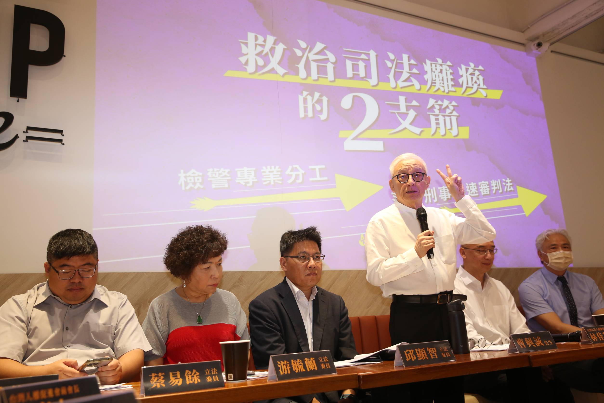 曹興誠今在立法院召開記者會，提出修法說帖，請立院緊急救治司法癱瘓。