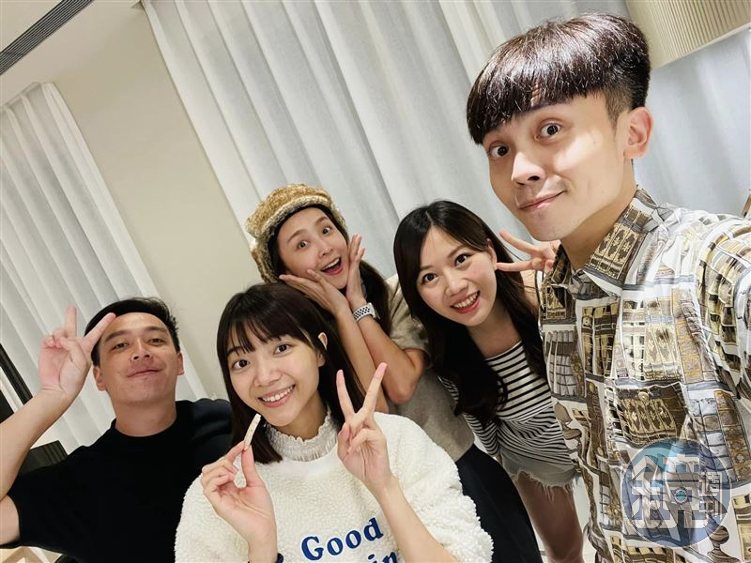 黃豪平去年入厝新房,曾分享好友一起同歡的畫面,當時女友周宇柔(白衣)就在身旁。(翻攝黃豪平臉書)