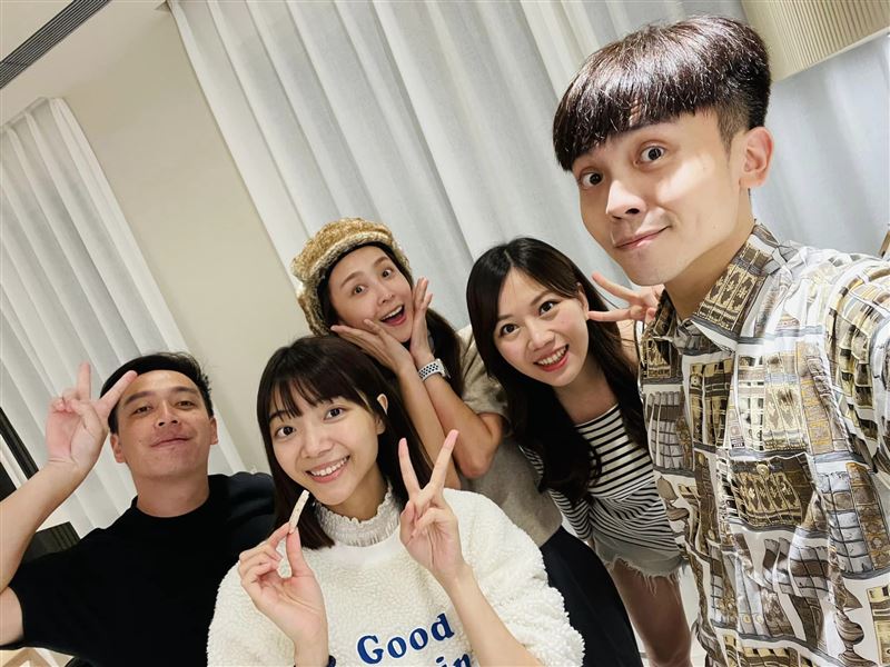 黃豪平去年入厝新房，曾分享好友一起同歡的畫面，當時女友周宇柔（白衣）就在身旁。（翻攝黃豪平臉書）