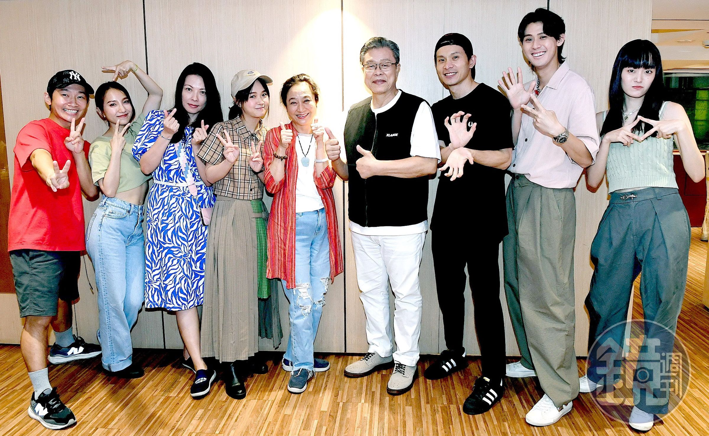《我的意外室友》上週末殺青酒集結眾演員齊聚一堂。(華視提供)