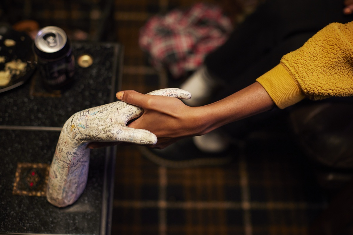 《鬼手鬼手請開口》用靈媒殘肢斷臂大玩降靈遊戲。（台北双喜電影提供）