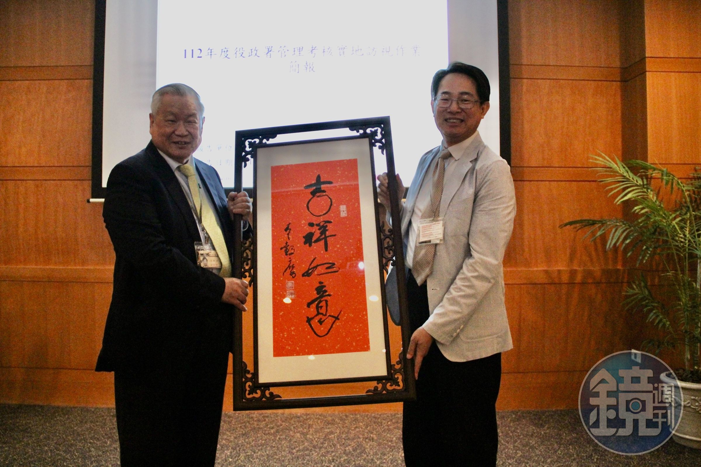 役政署沈哲芳署長(右)感謝吳敏求董事長(左)支持研發替代役制度,致贈書法作品。(役政署提供)