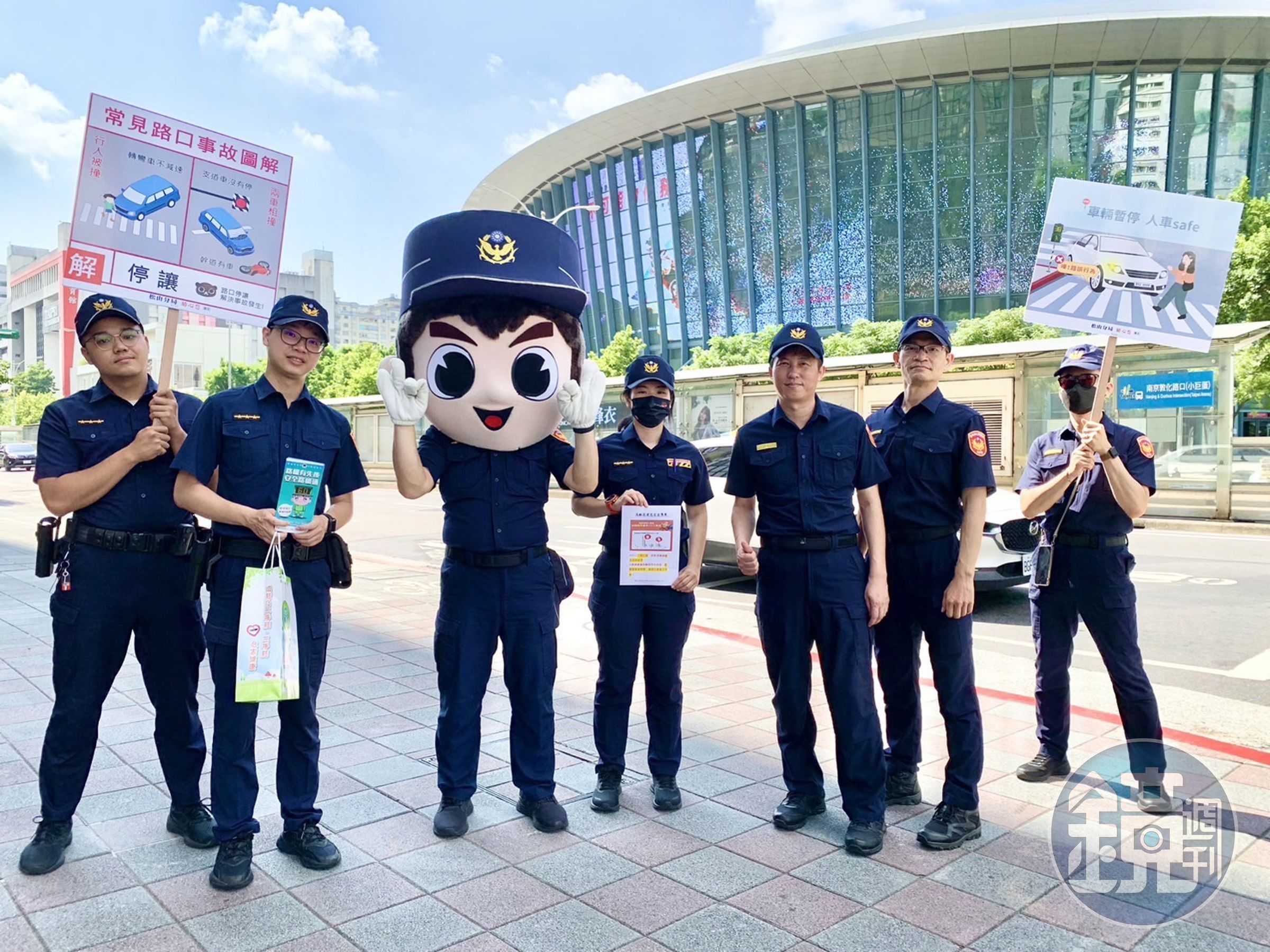 松山分局針對用路人自責性違規、操駕不當等不易執法項目,由分局長親率隊於路口安全宣導。(松山分局提供)