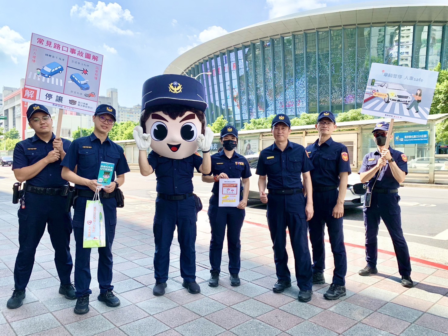 松山分局針對用路人自責性違規、操駕不當等不易執法項目，由分局長親率隊於路口安全宣導。（松山分局提供）