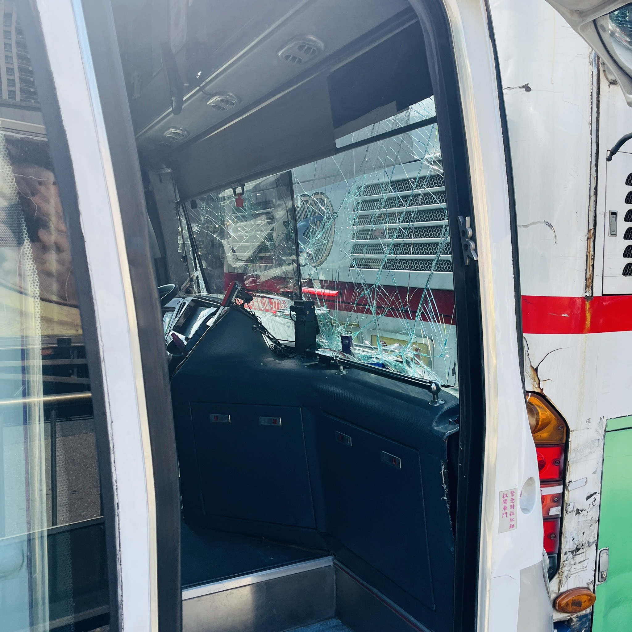 劉男公車追撞前方公車，導致駕駛的擋風玻璃全碎裂。（翻攝畫面）