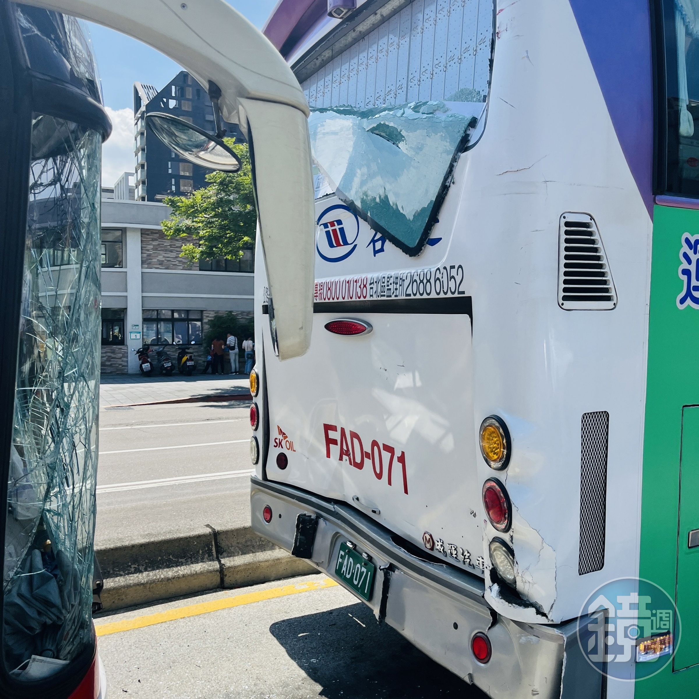 遭推撞的公車車尾嚴重毀損。（翻攝畫面）