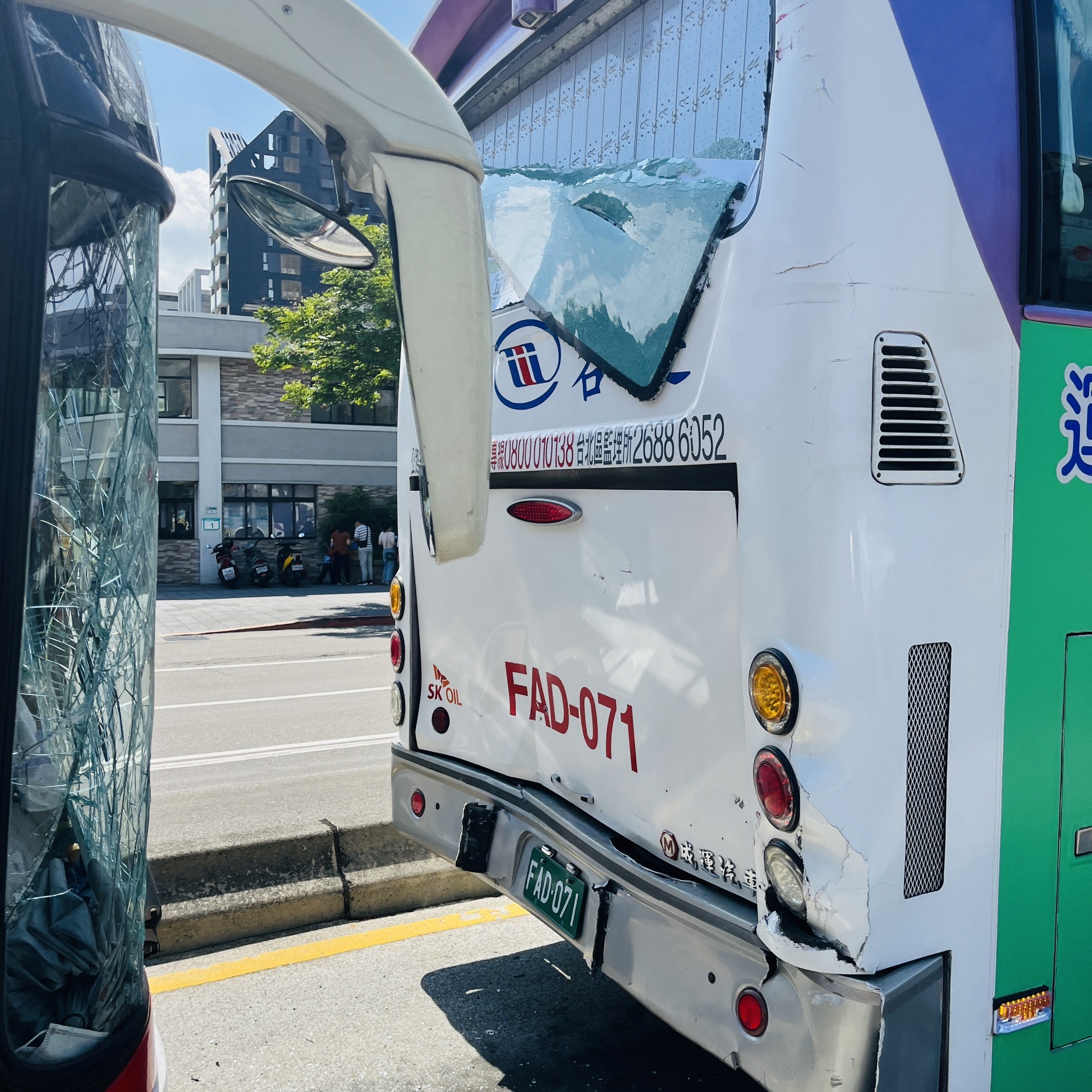遭推撞的公車車尾嚴重毀損。（翻攝畫面）