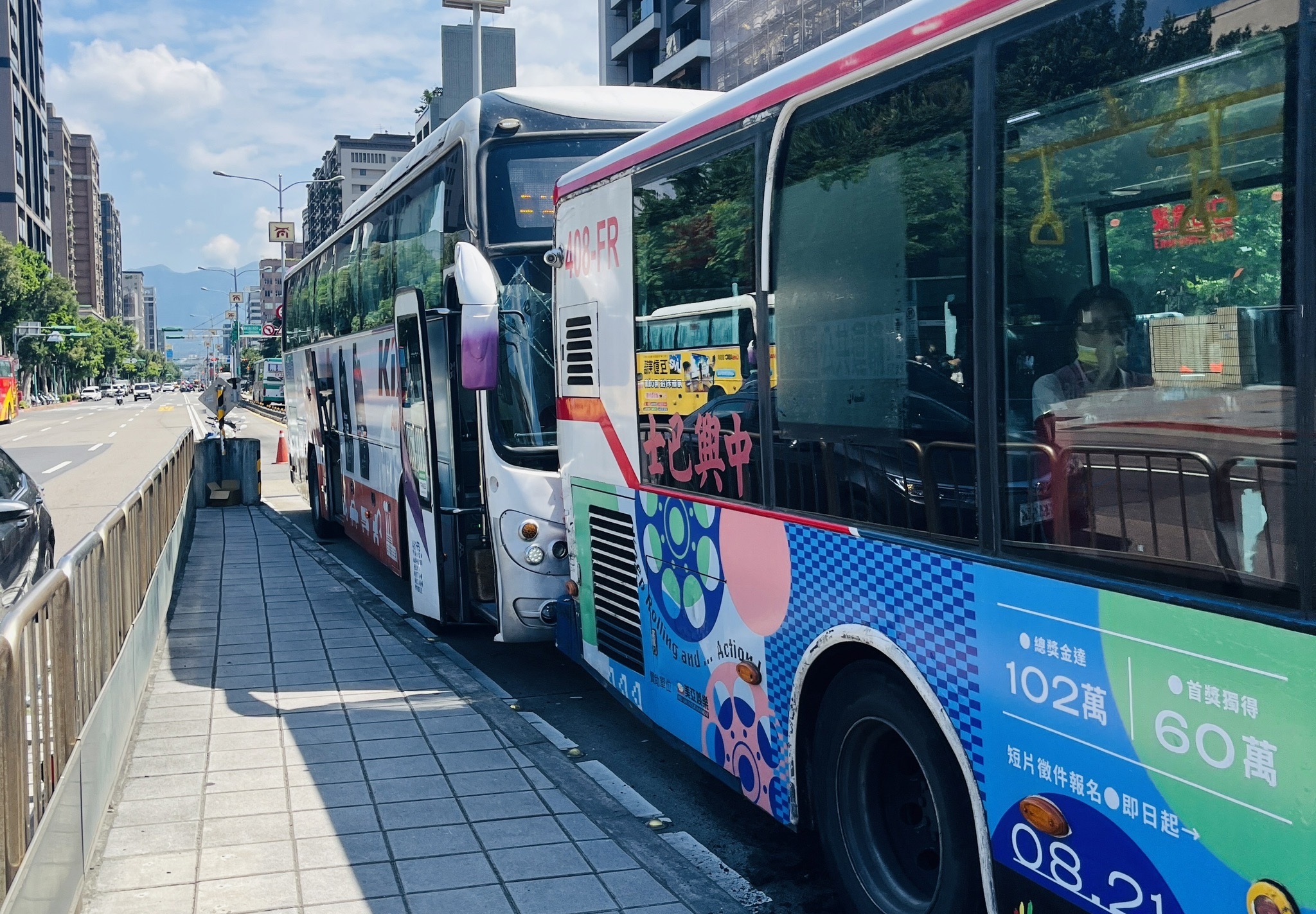 劉男未減速煞車進站，追撞另3輛公車，4車撞成一團。（翻攝畫面）