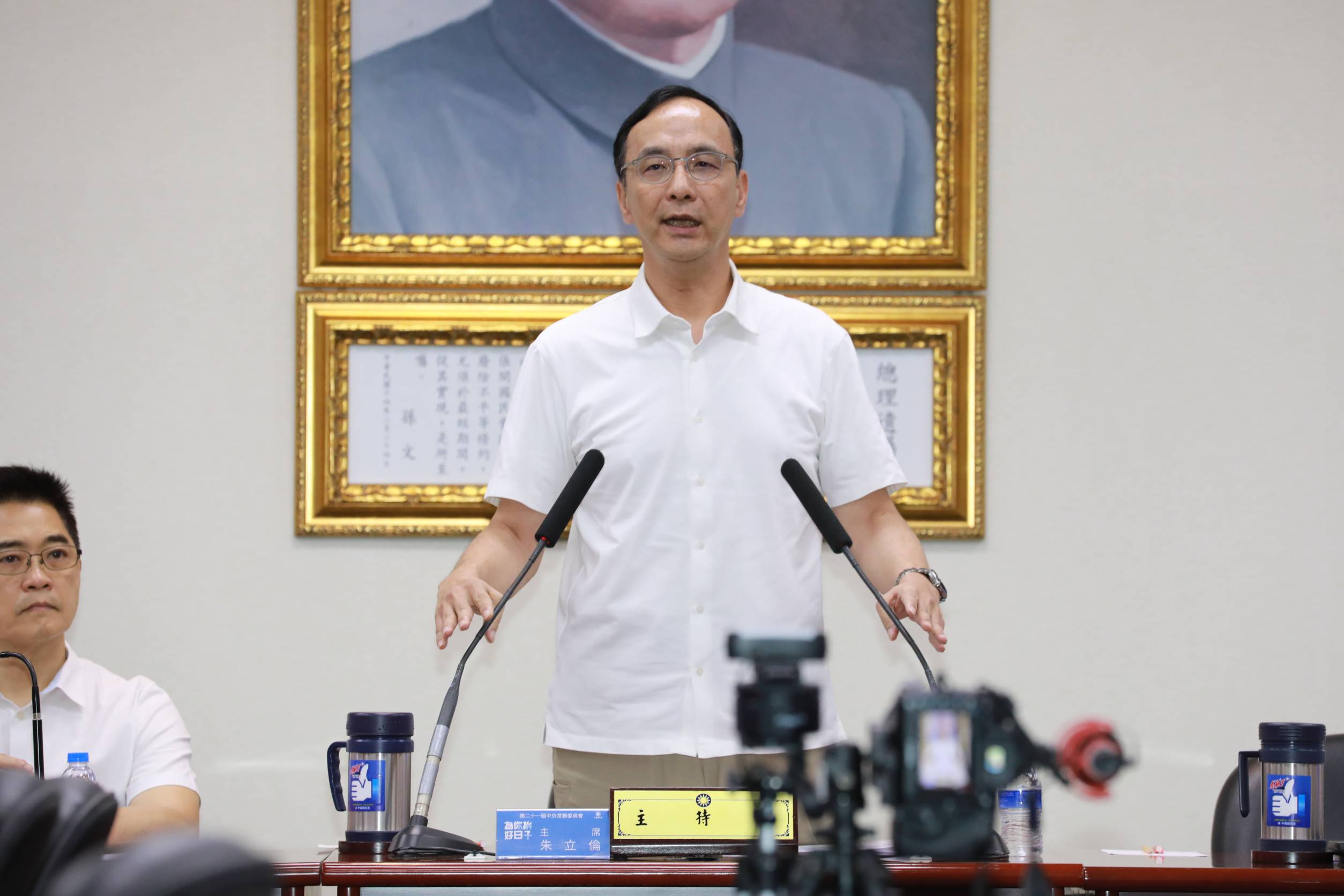 朱立倫今天在中常會一開始就重申「換侯」絕無可能。
