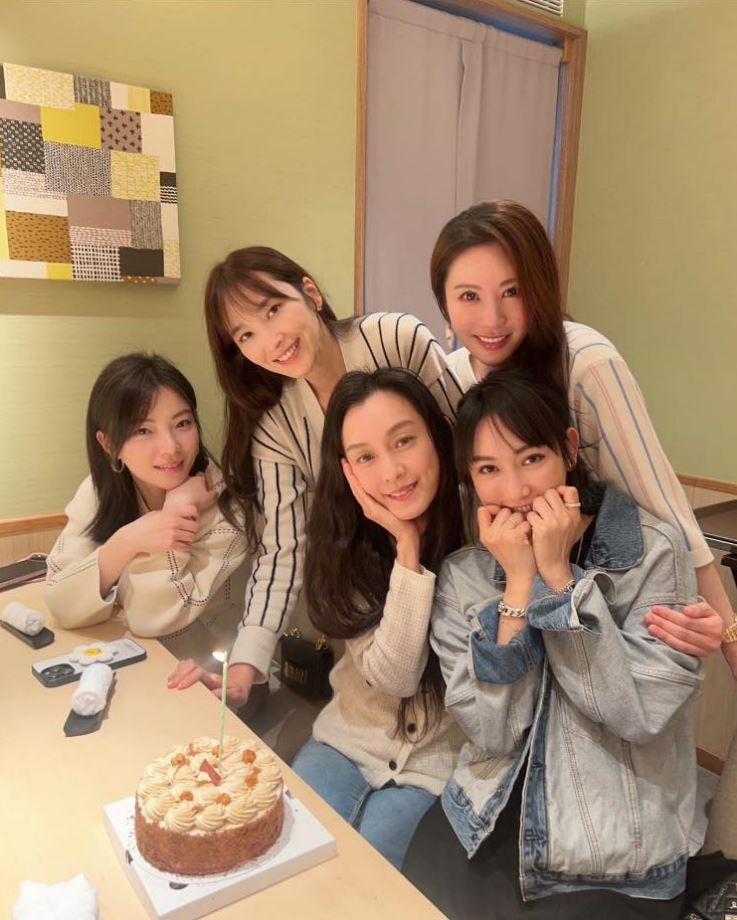 王瀅（後排右）與吳佩慈、范瑋琪、楊晴瑄是好姐妹。（翻攝王瀅臉書）