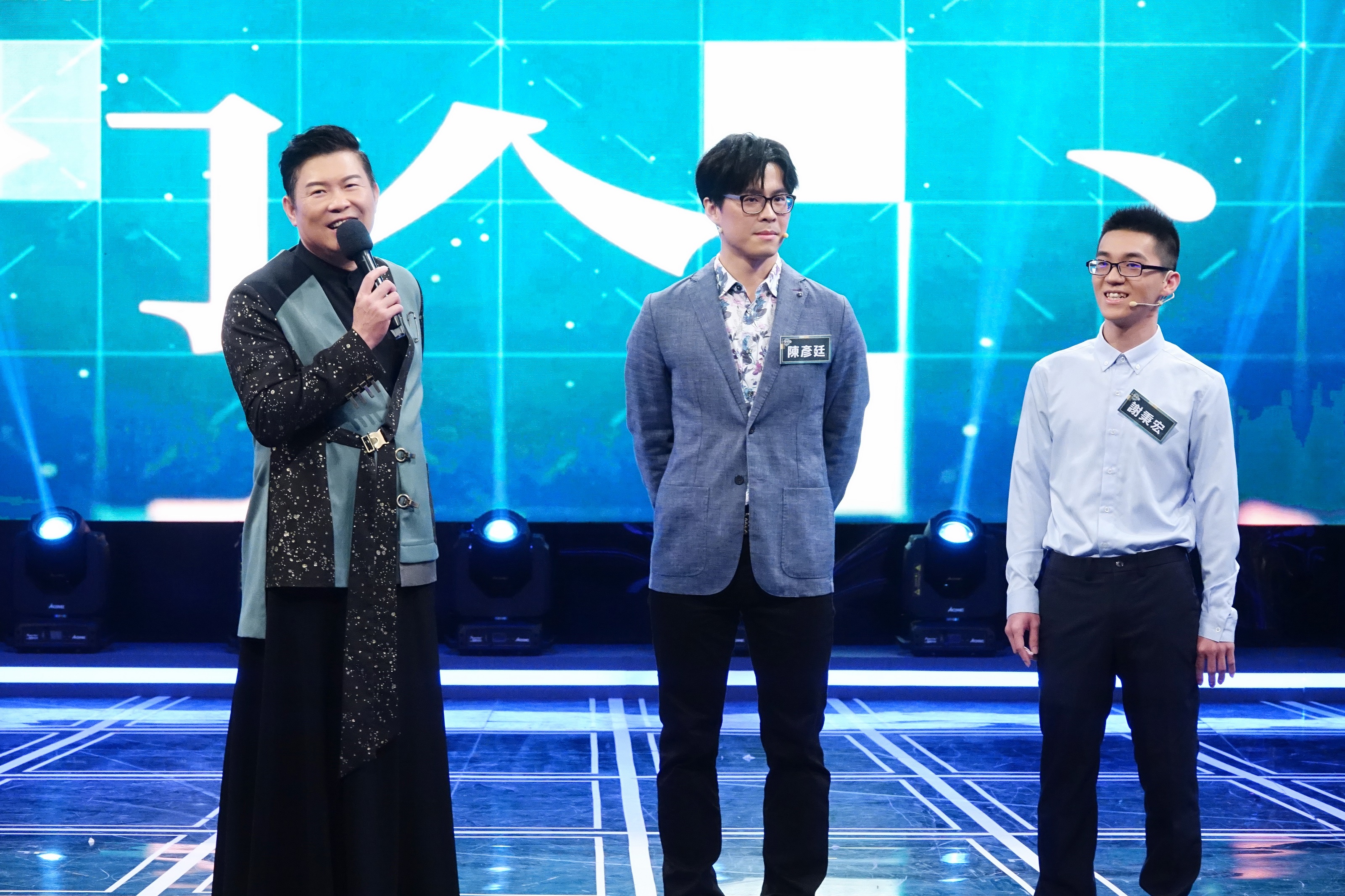 《一字千金 筆武大匯》主持人曾國城開場訪問參賽者，最令人激動的一次得獎經驗。（公視提供）