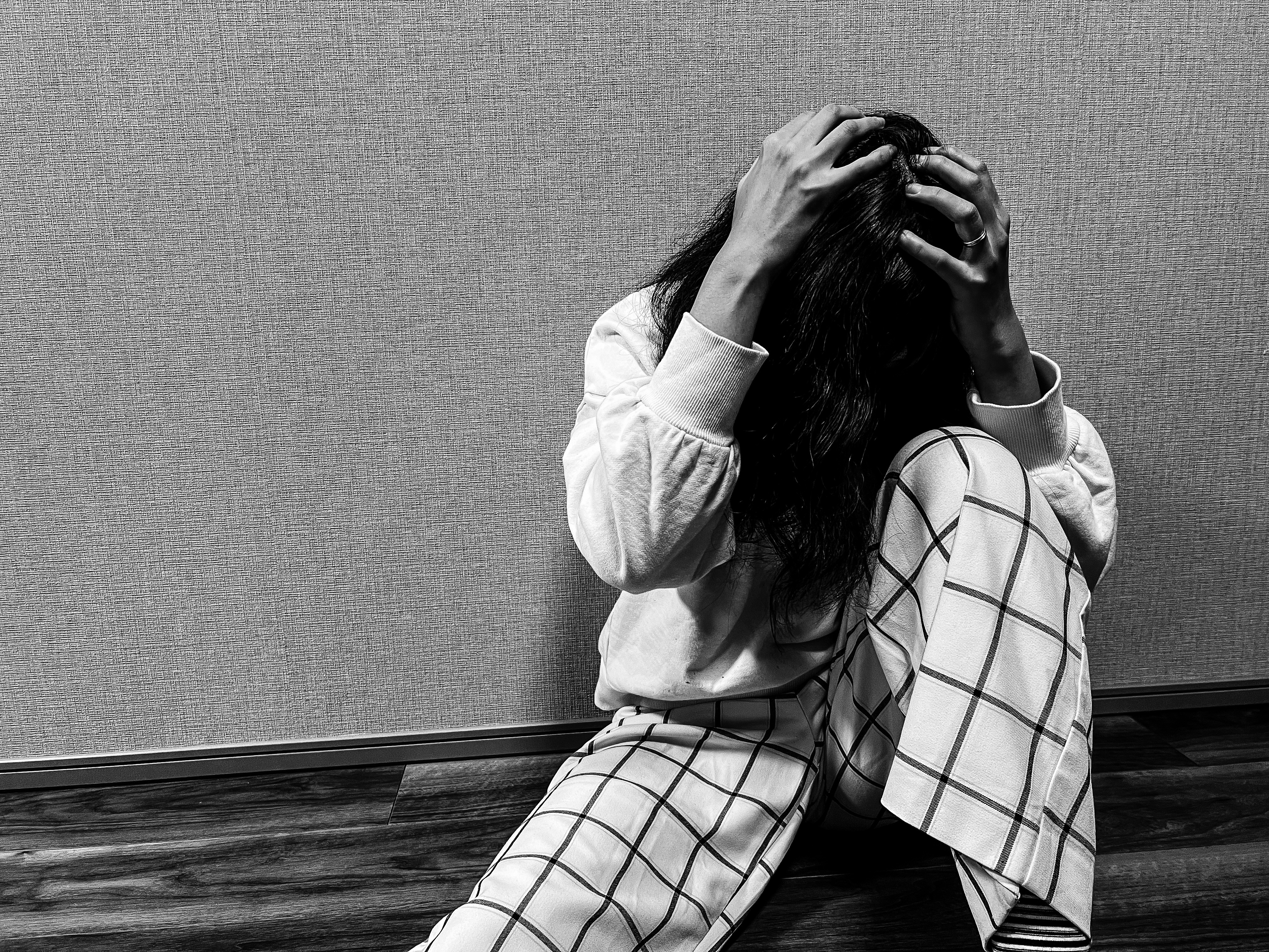 準備見對方家長，女子看照片才發現男友媽媽竟是當年霸凌過自己的老師。（示意圖，photoAC）