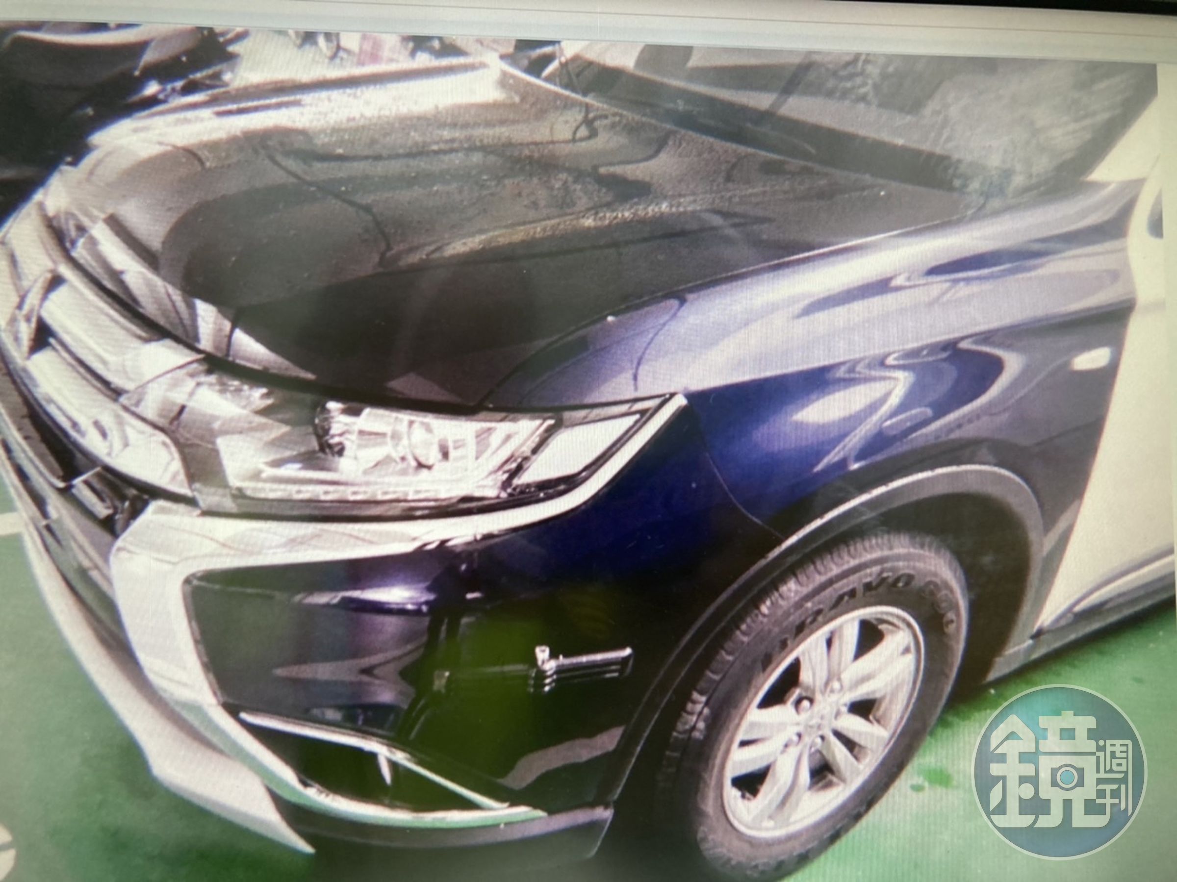 柳姓女警駕駛警車與女大生發生車禍，造成警車左前車頭受損。（翻攝畫面）