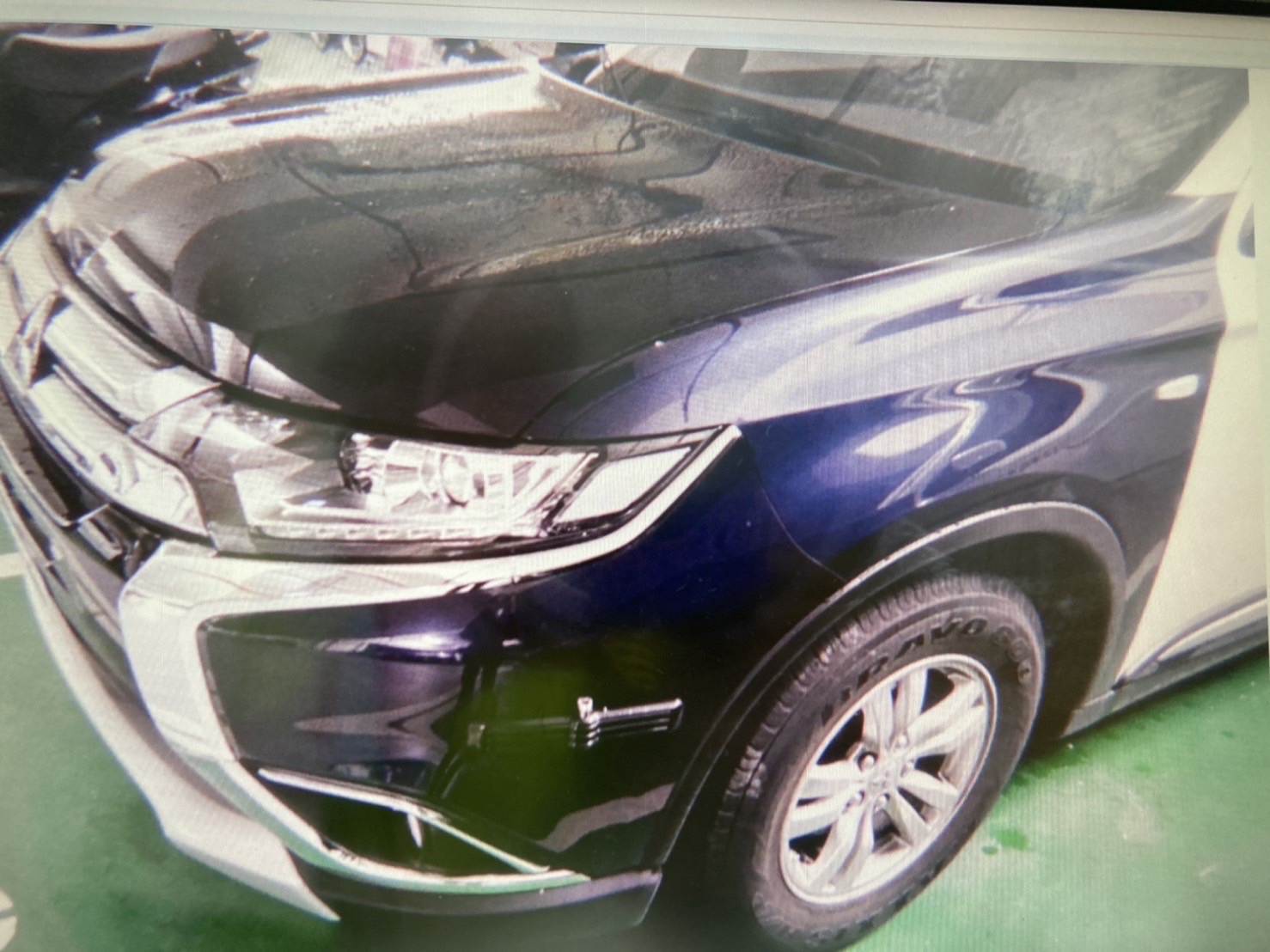 柳姓女警駕駛警車與女大生發生車禍,造成警車左前車頭受損。(翻攝畫面)
