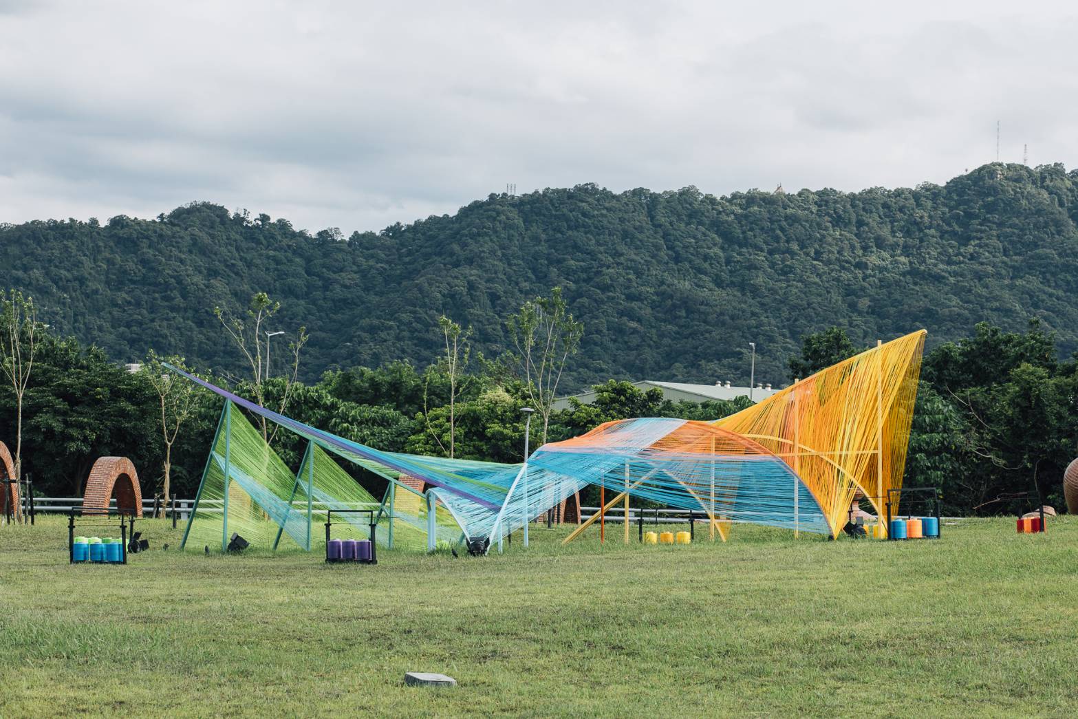 作品「織徑」以金屬支架與回收紗線彼此結構而成，富有手感的編織具象化了新北的工藝性。（新北市政府提供）