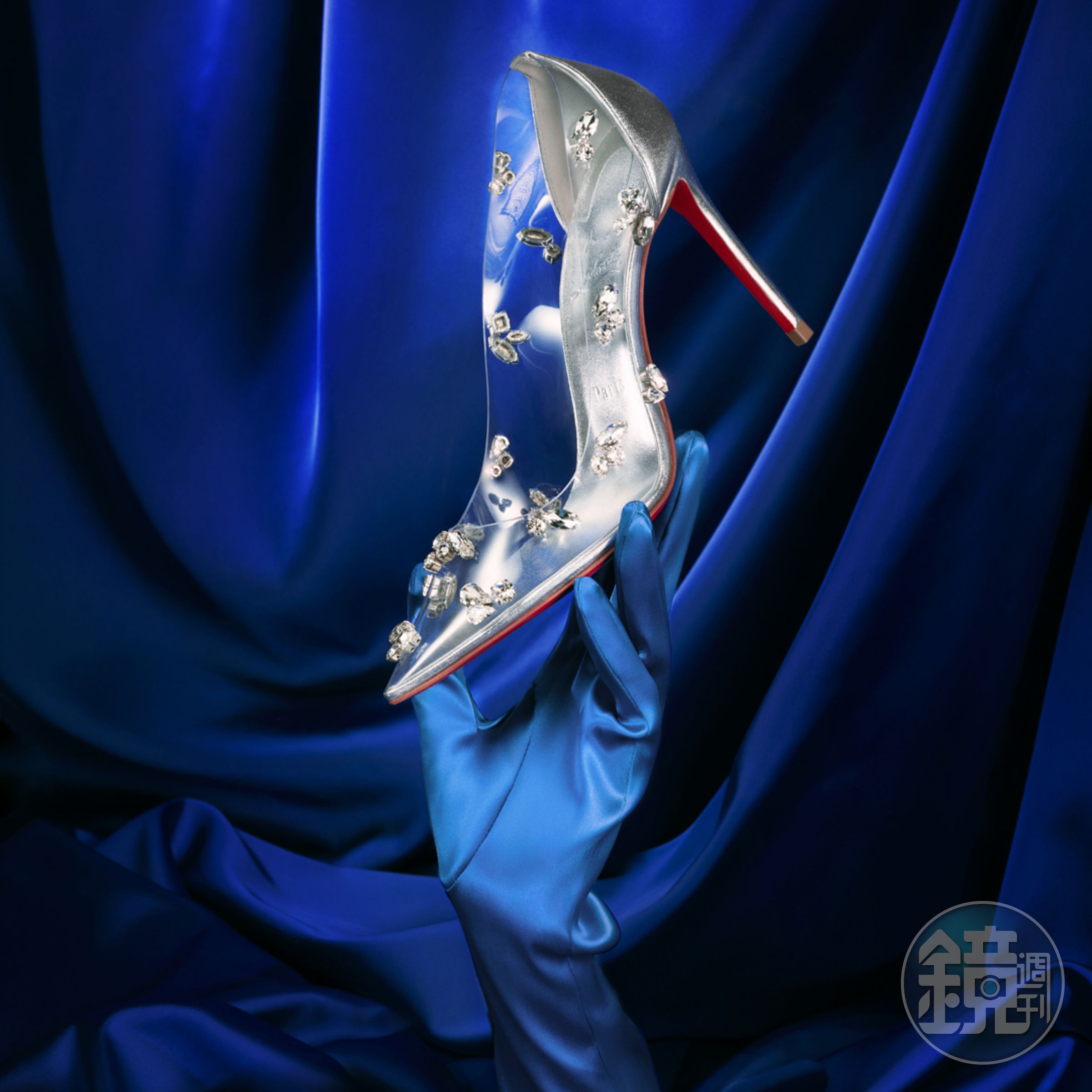 Degraqueen水晶裝飾PVC銀色小羊皮高跟鞋。NT$50,500(Christian Louboutin提供)
