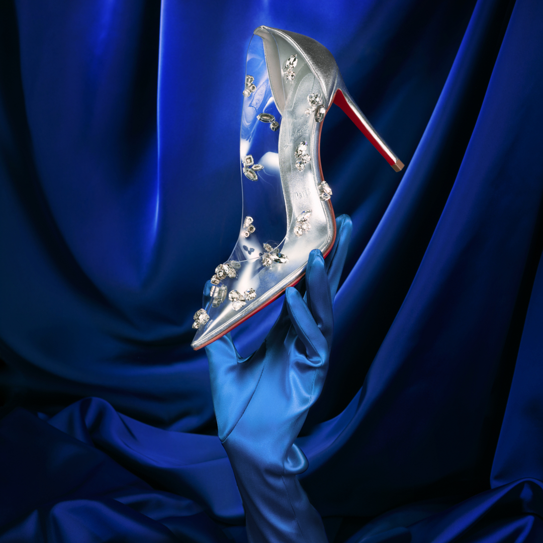 Degraqueen水晶裝飾PVC銀色小羊皮高跟鞋。NT$50,500（Christian Louboutin提供）