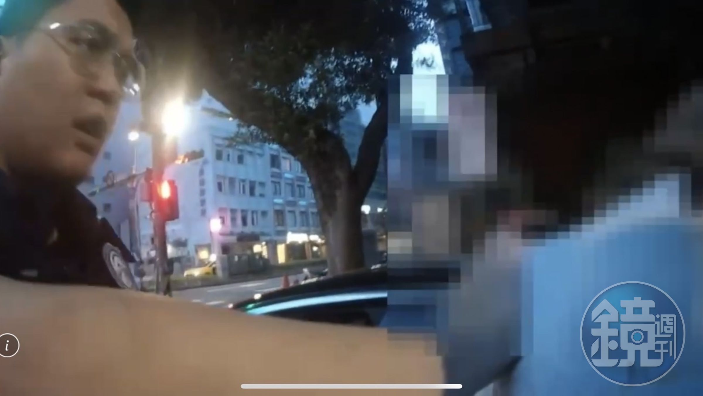 駕駛周男遇警攔查，謊稱沒帶證件也不願背出身分證字號。（翻攝畫面）