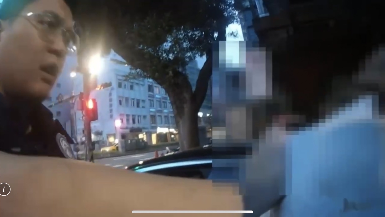 駕駛周男遇警攔查，謊稱沒帶證件也不願背出身分證字號。（翻攝畫面）